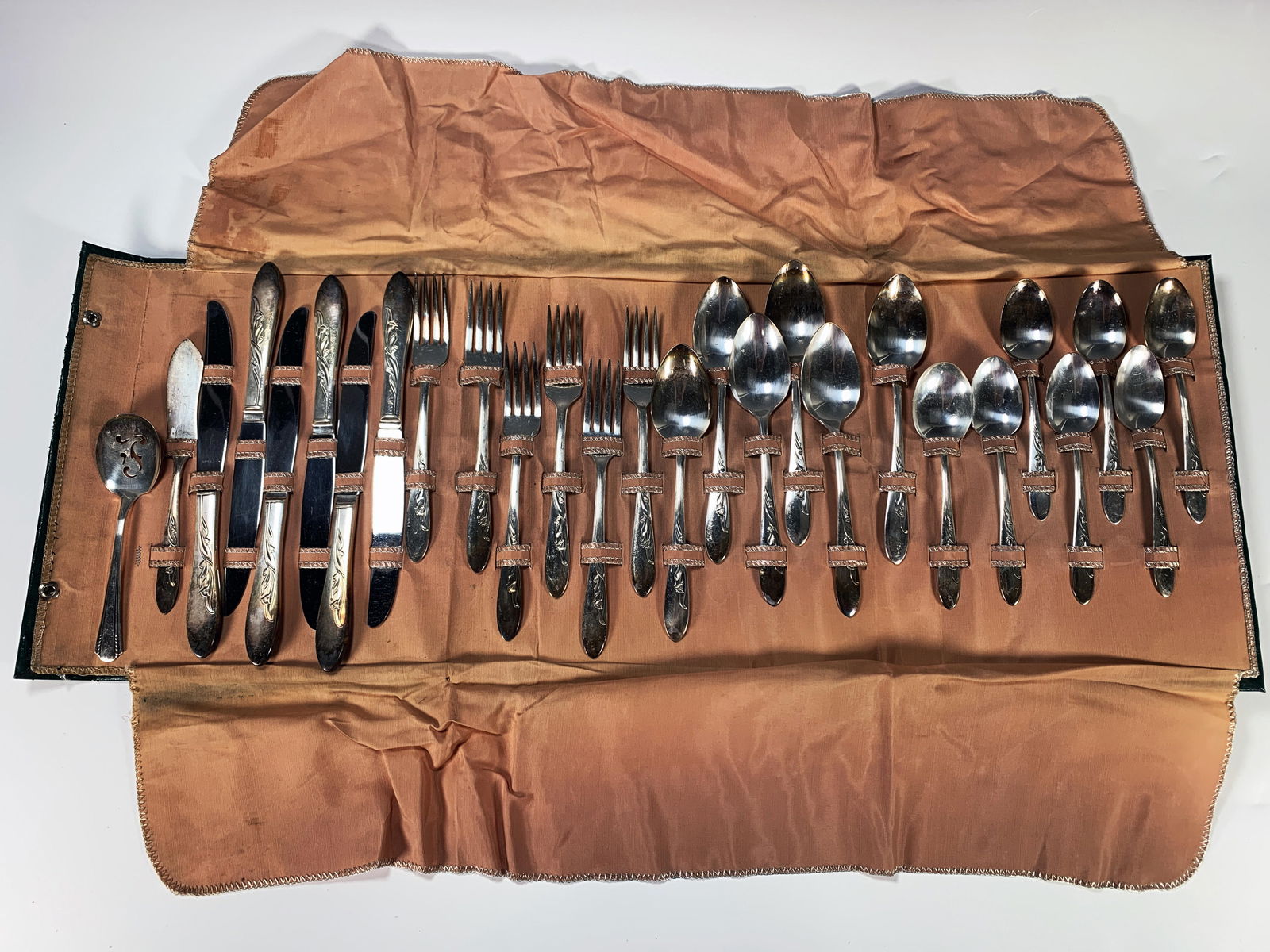 CARLTON SILVERPLATE FLATWARE IN CASE (1 of 6)