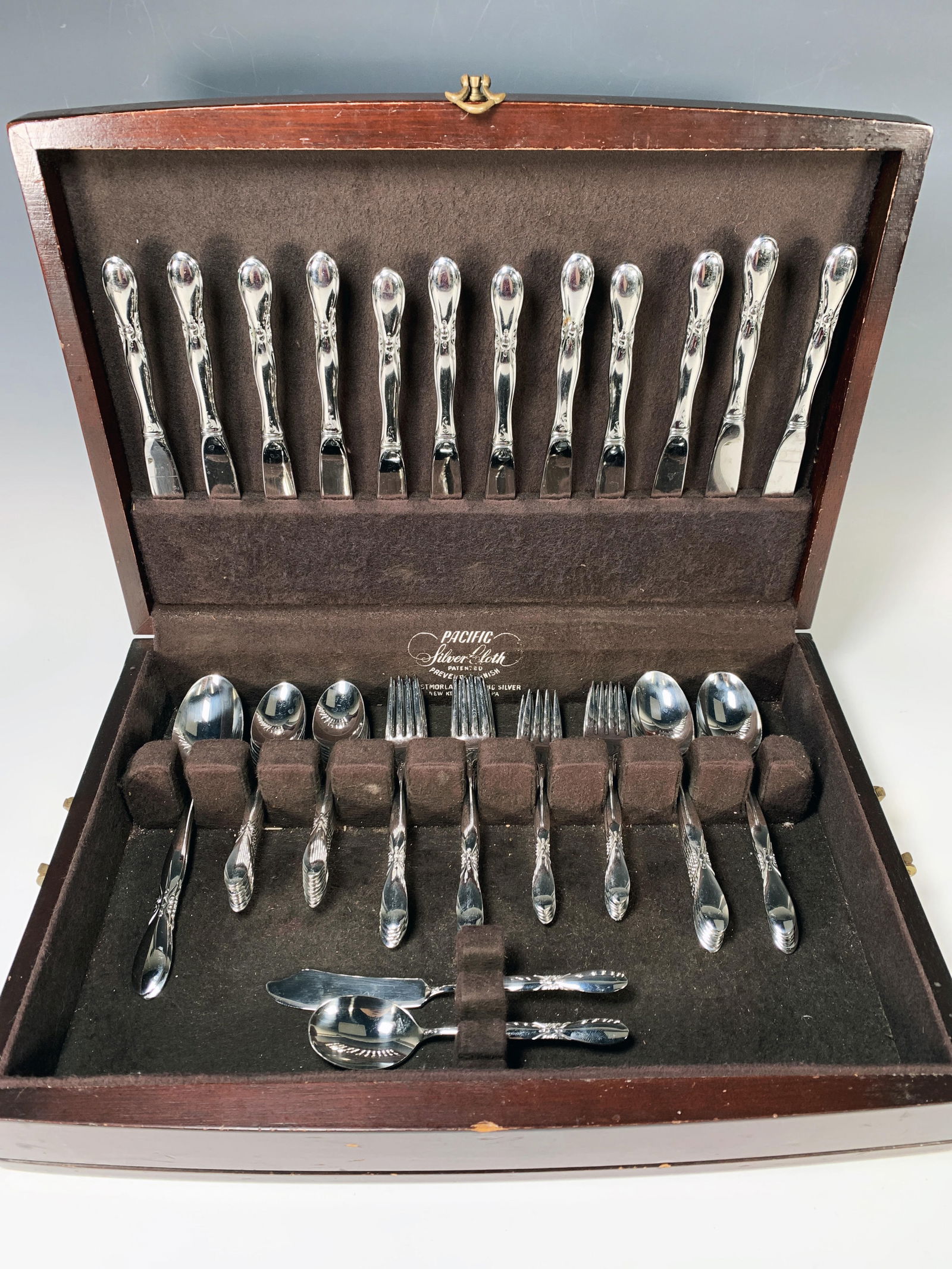 WALLACE STAINLESS FLATWARE IN SILVER CHEST (1 of 5)