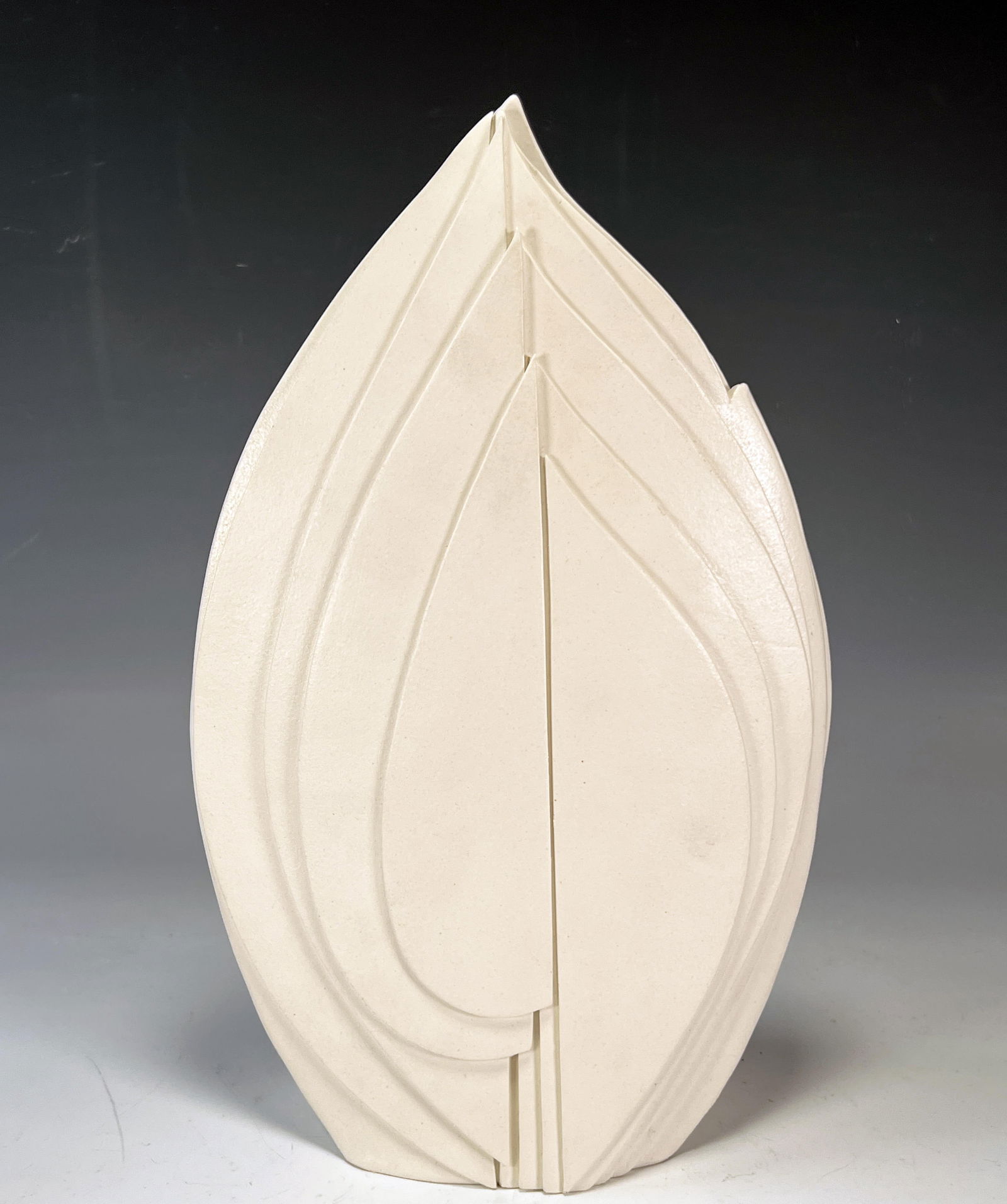 CAROLYN LEUNG MODERN ART SCULPTURE VASE (1 of 4)