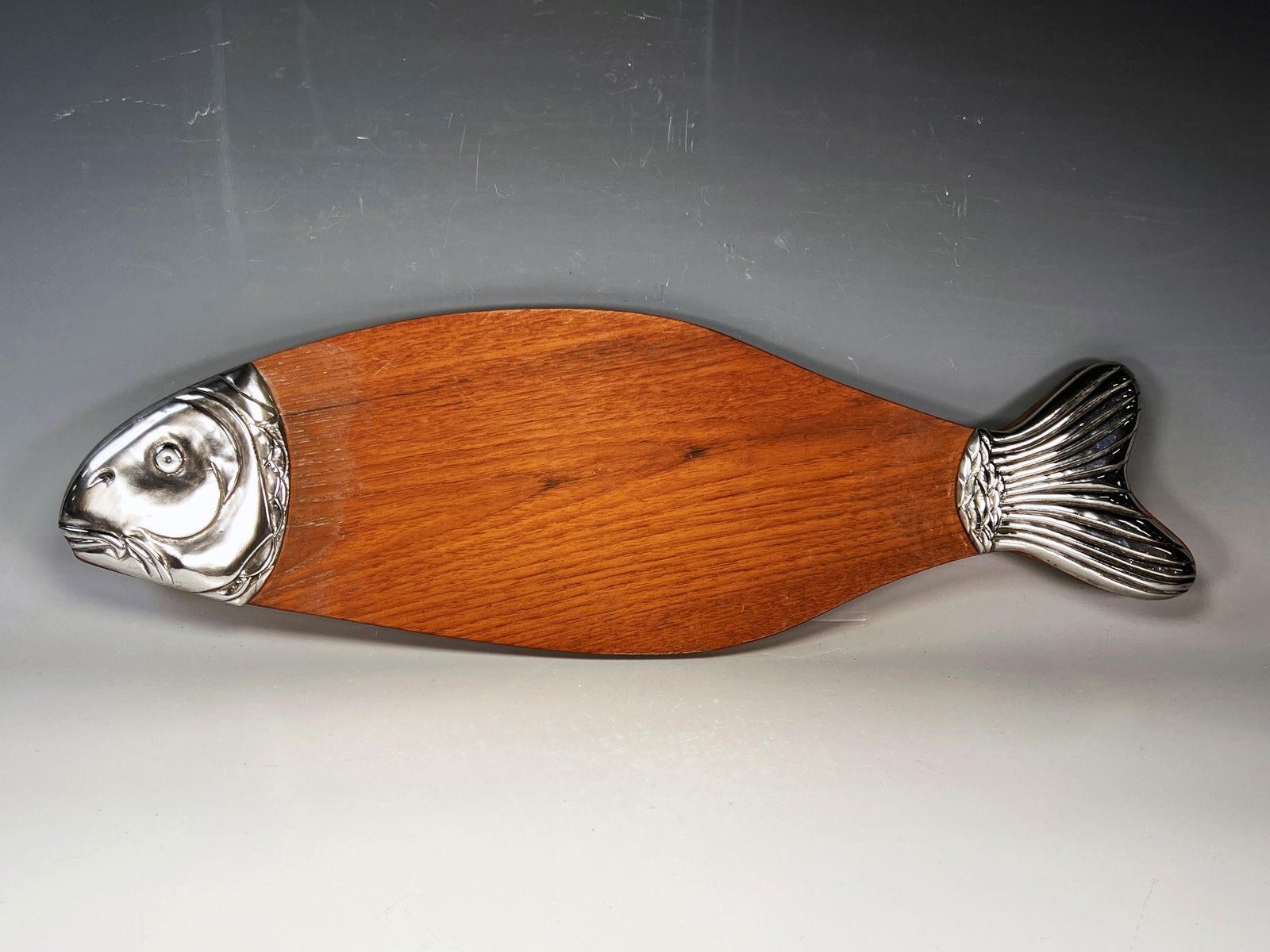 WOOD & METAL SALMON SERVING CUTTING BOARD (1 of 3)