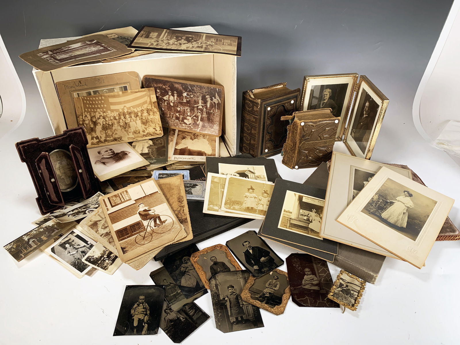 LARGE LOT OF ANTIQUE PHOTOS FRAMES TIN TYPE (1 of 9)