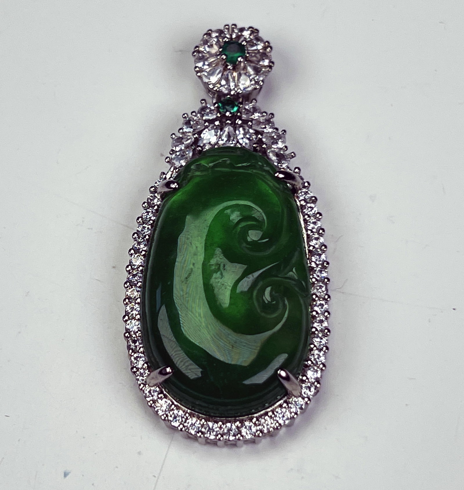 GREEN JADE LINGZHI PENDANT