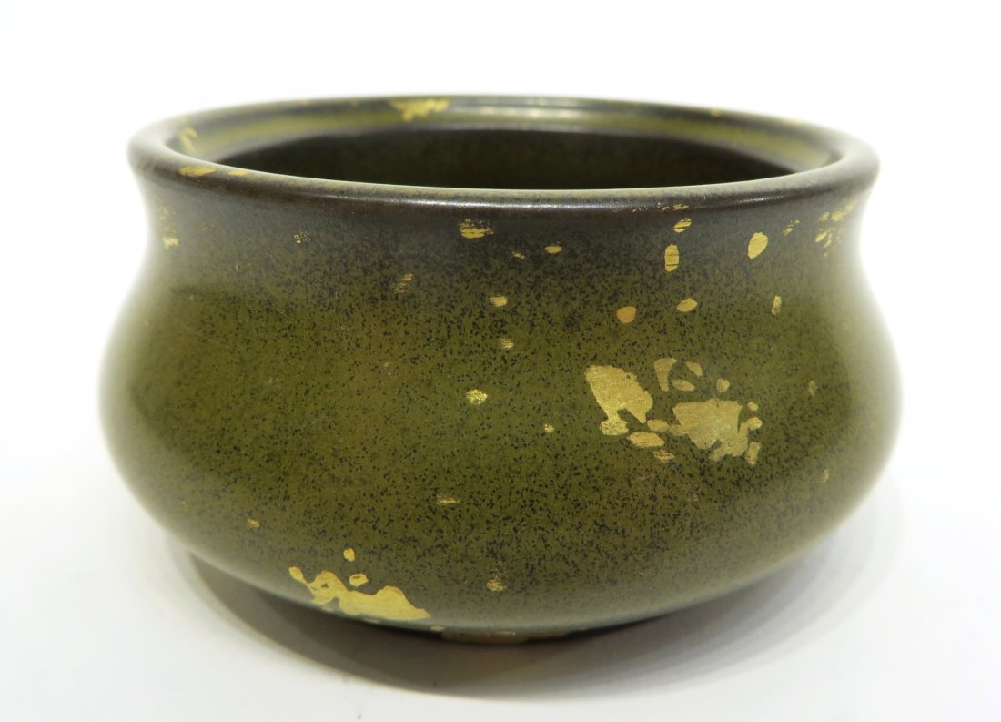 CHINESE QIAN LONG TEA DUST CENSER: Chinese Qian Long Tea Dust Censer: A Fine Chinese Tea Dust Porcelain Censer, of tapered globular body, glazed in a mottled olive green with irregular accents in gold. Mark on base.