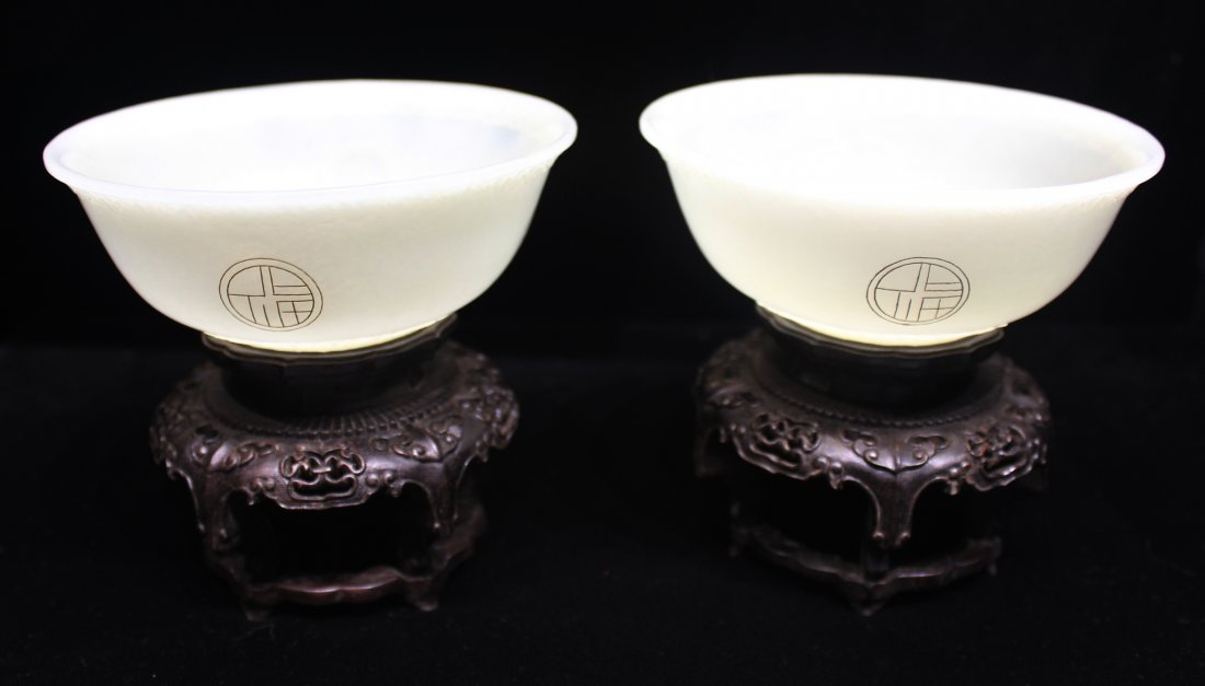 IMPORTANT PAIR OF WHITE JADE BOWLS ON STANDS (1 of 7)