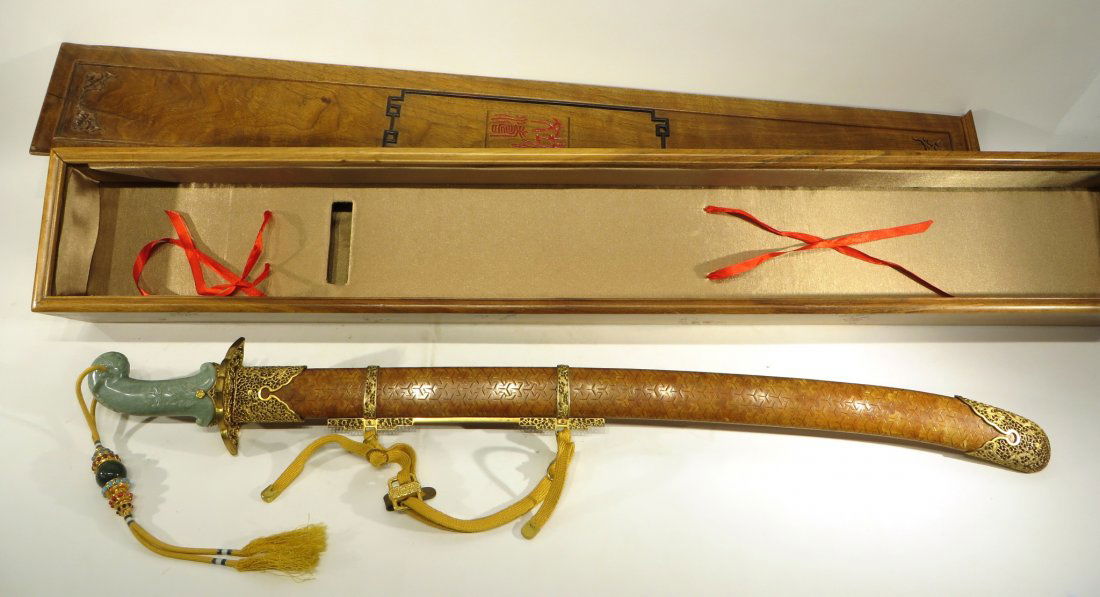 CHINESE QIAN LONG SWORD IN PRESENTATION BOX (1 of 10)