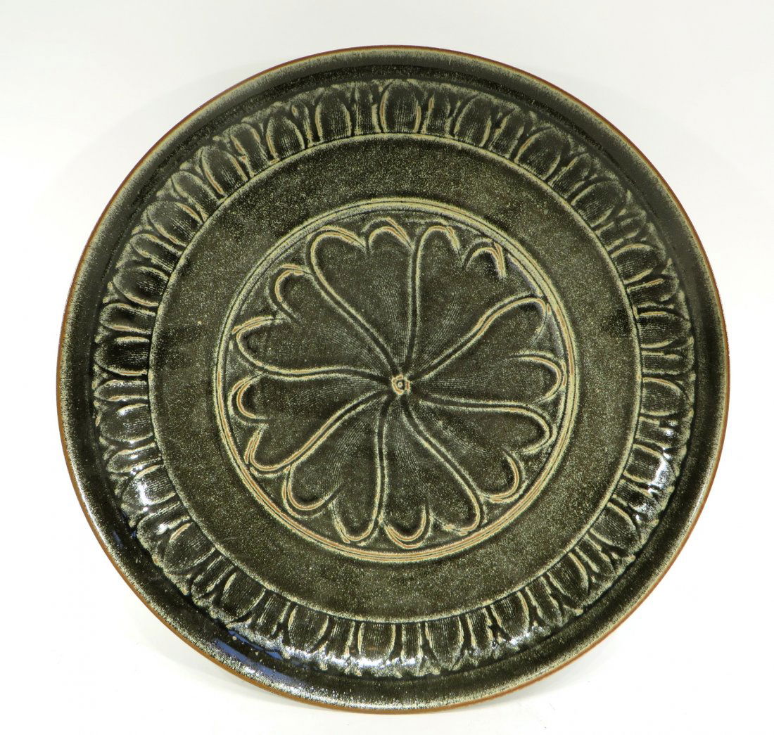 CHINESE SONG DYNASTY TYPE CELADON PLATE (1 of 6)