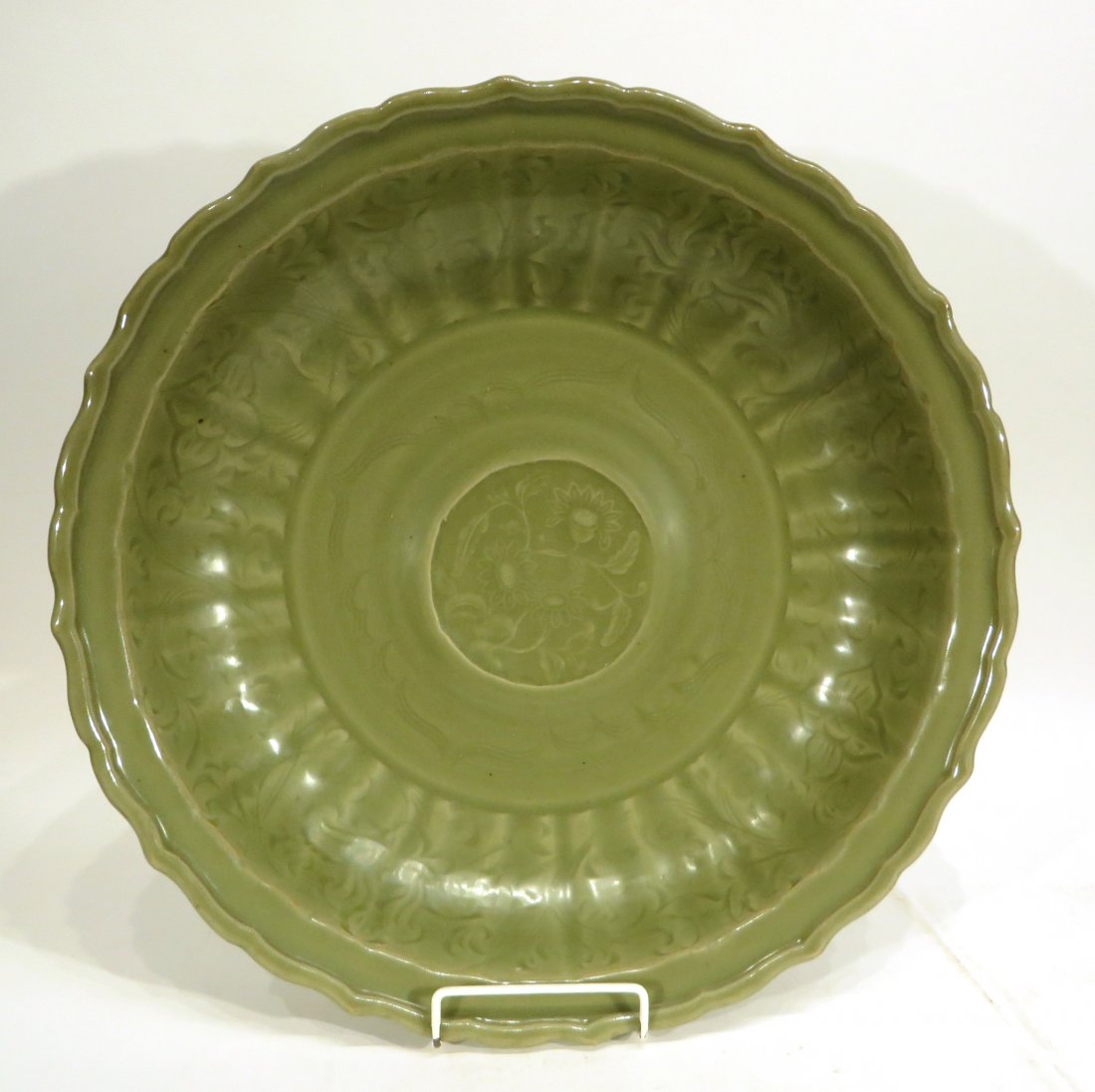 CHINESE MING DYNASTY CELADON BARBED RIM CHARGER (1 of 5)