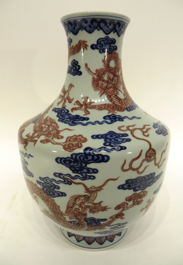 CHINESE QIAN LONG MARKED DRAGON VASE (1 of 10)