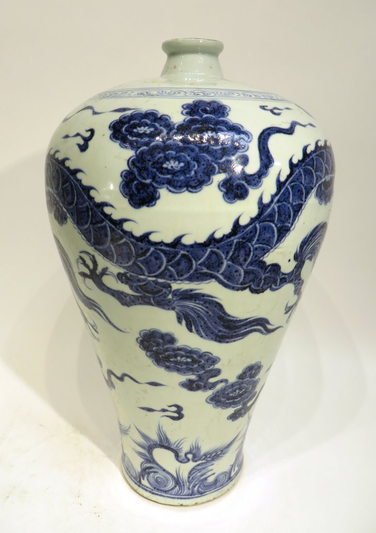CHINESE MING DYNASTY STYLE MEI PING VASE (1 of 6)