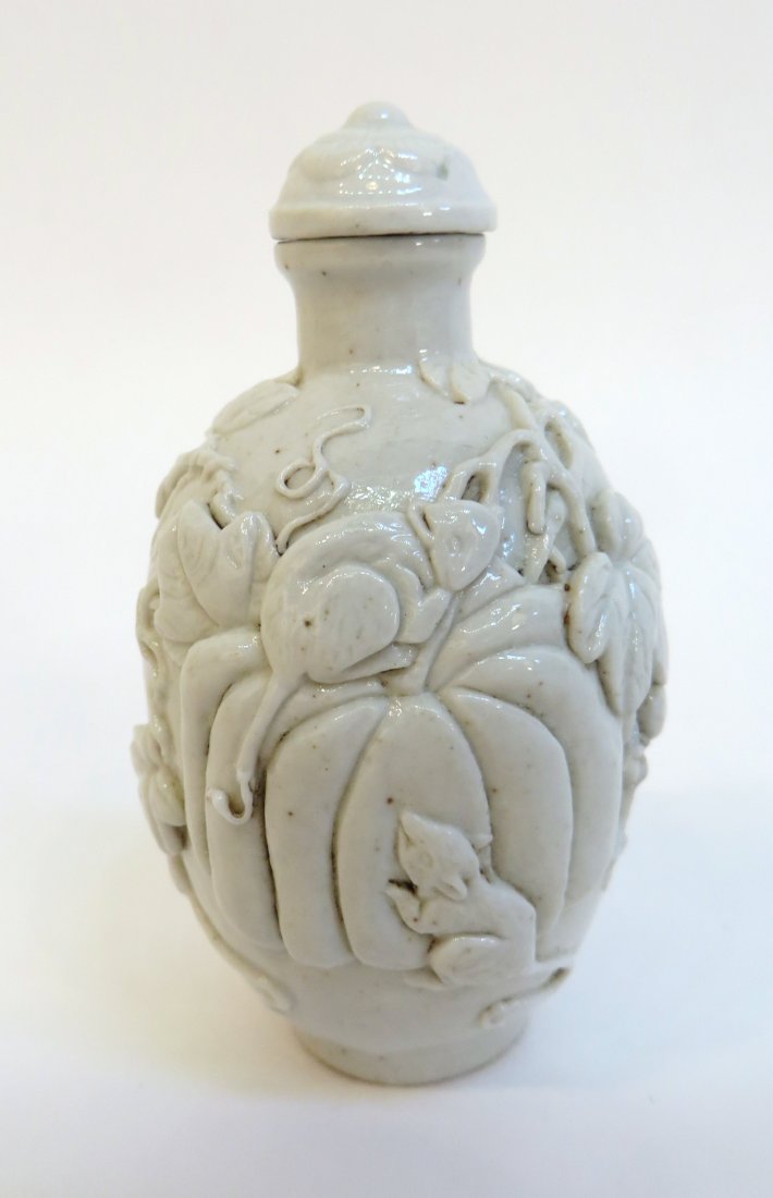 WHITE SNUFF WITH STOPPER (1 of 6)