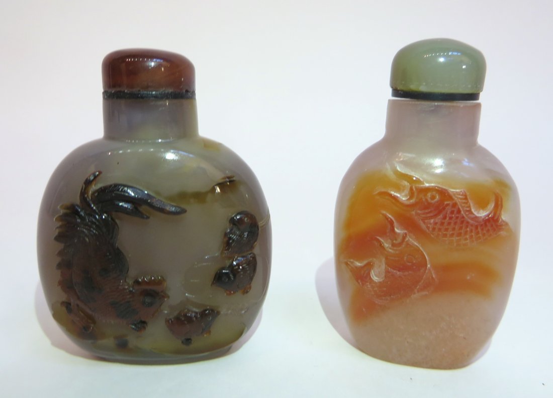 TWO AGATE SNUFF BOTTLES (1 of 8)