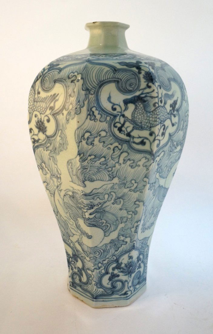 CHINESE MING DYNASTY BLUE & WHITE VASE (1 of 8)