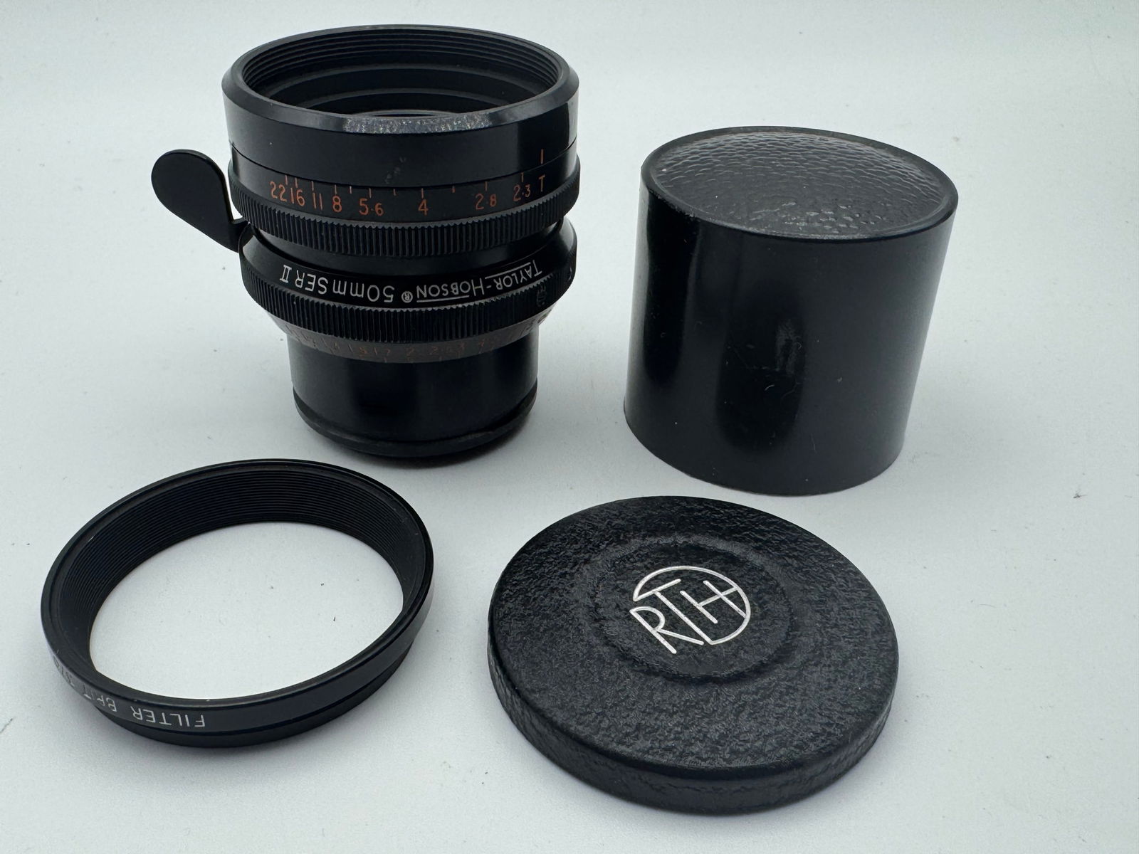 A Taylor Hobson 50mm f/2 Cooke Speed Panchro Series II Cine Lens: one of the most iconic and historically significant motion-picture lenses ever produced. Revered for its legendary Cooke Look this lens delivers natural contrast, smooth tonal roll-off, and beautifull