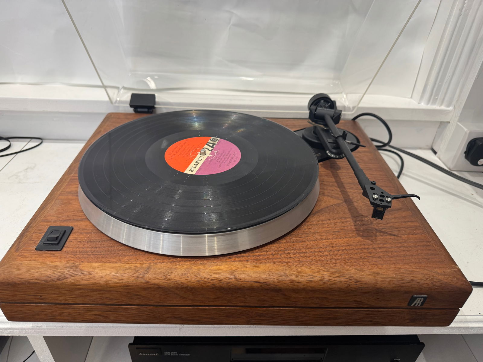 Acoustic Research ar ES-1 turn table: Solid wood plinth cherry or walnut and a high-quality suspended belt-drive design. A 24-pole synchronous motor with low wow & flutter and decent rumble figures. Manual 33 