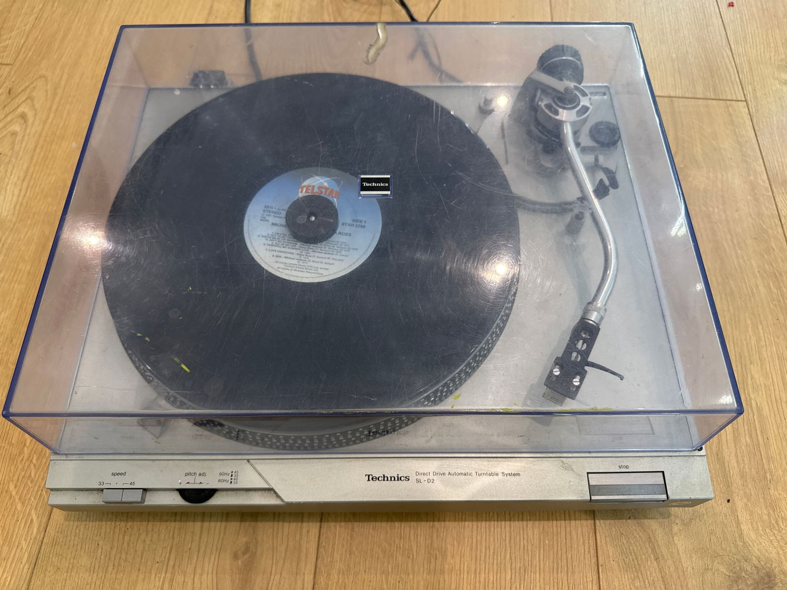 A technics SL-D2 turn table - 3