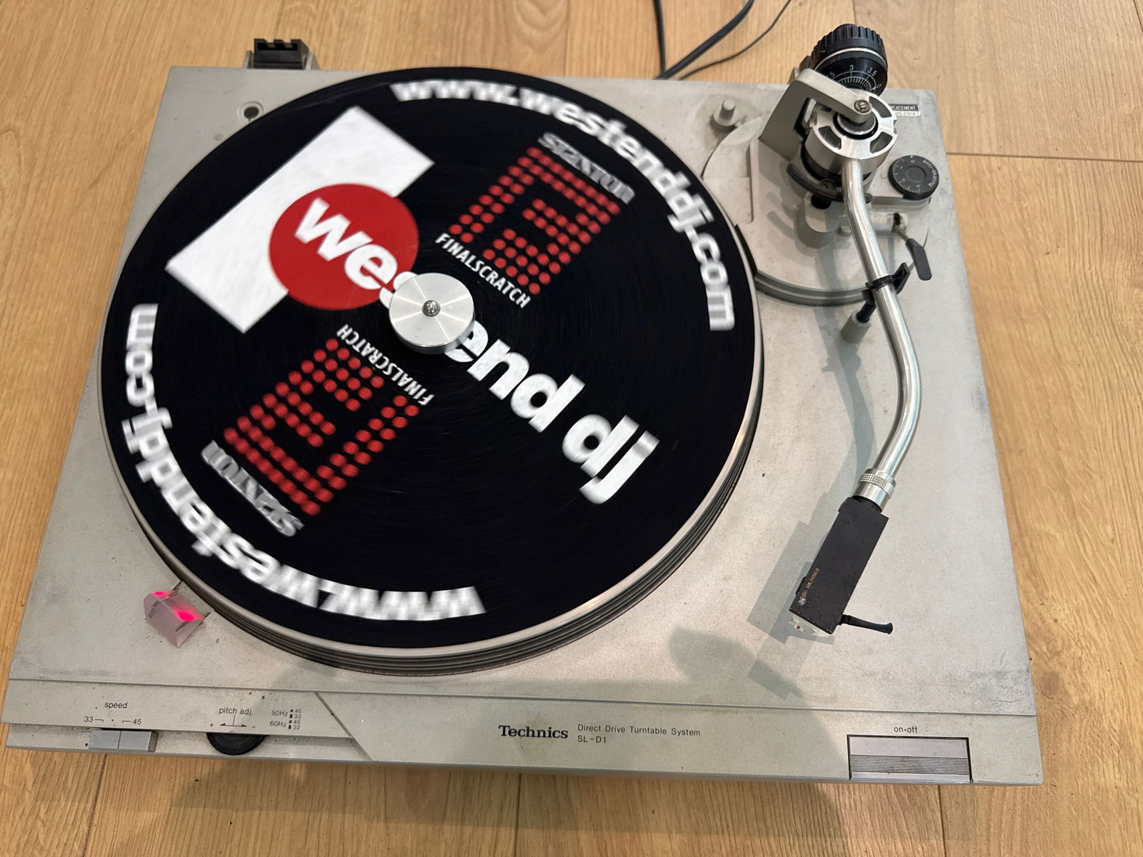 A technics SL-D1 turn table: Powers on and rotates Please Note: This item cannot be shipped by us. You will need to arrange your own shipping or collect it in person. ; No dust cover 