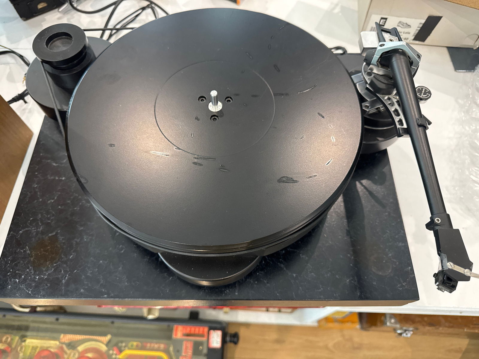 A Space acoustics turntable sme 309 tone arm hi fi: Powers on at the time of inspection and rotates. Belts are included. This turntable also features a sme 309 tone arm. The turntable has a marble plinth, weighing approximately 25 kg. ; The turntable h