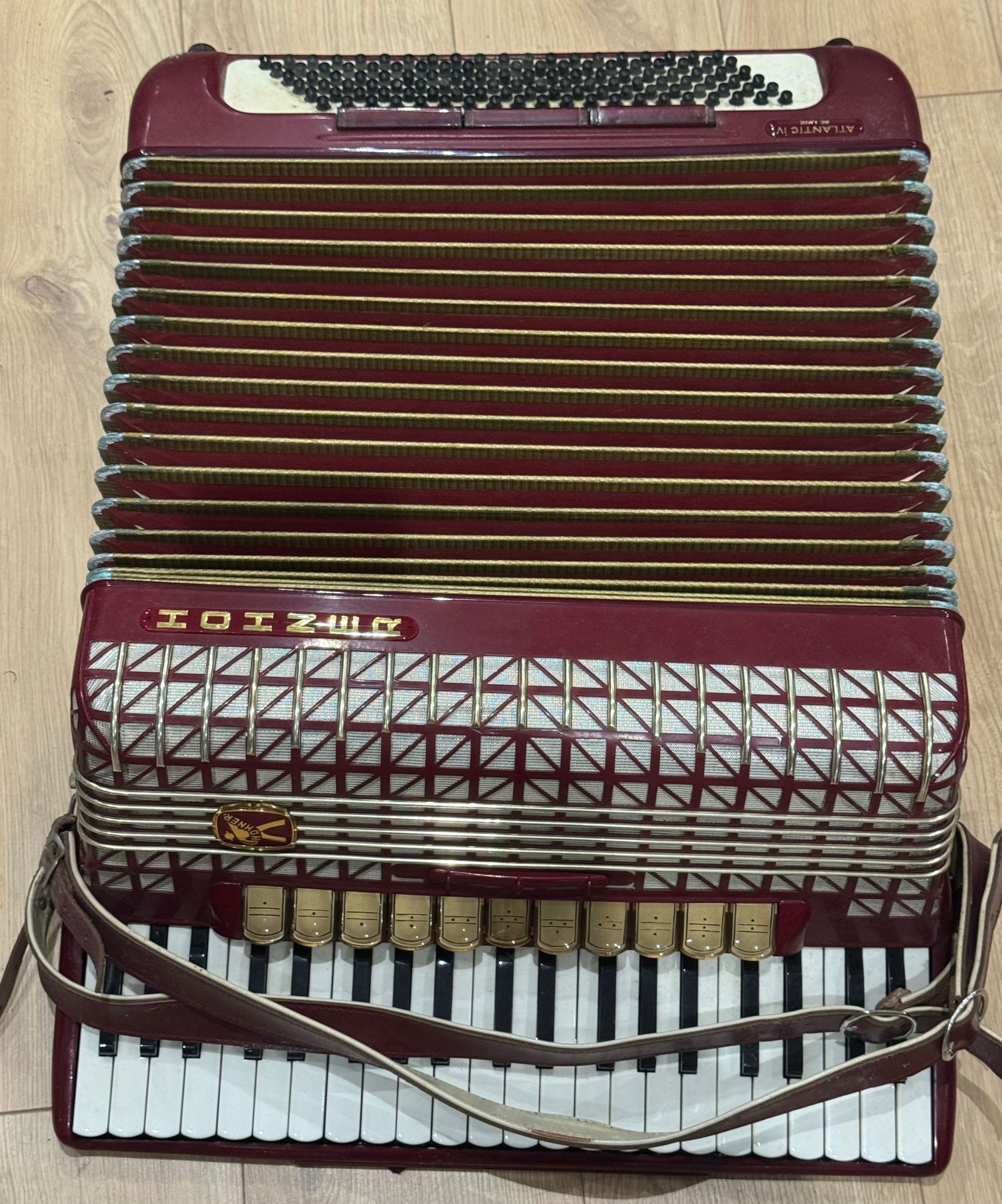 Hohner Atlantic IV 120 bass piano accordion.: 41 piano keys and 120 bass buttons. The instrument has 4 voices in the treble, with 11 treble registers and 3 bass registers for sound variation. no visible damage on original case 