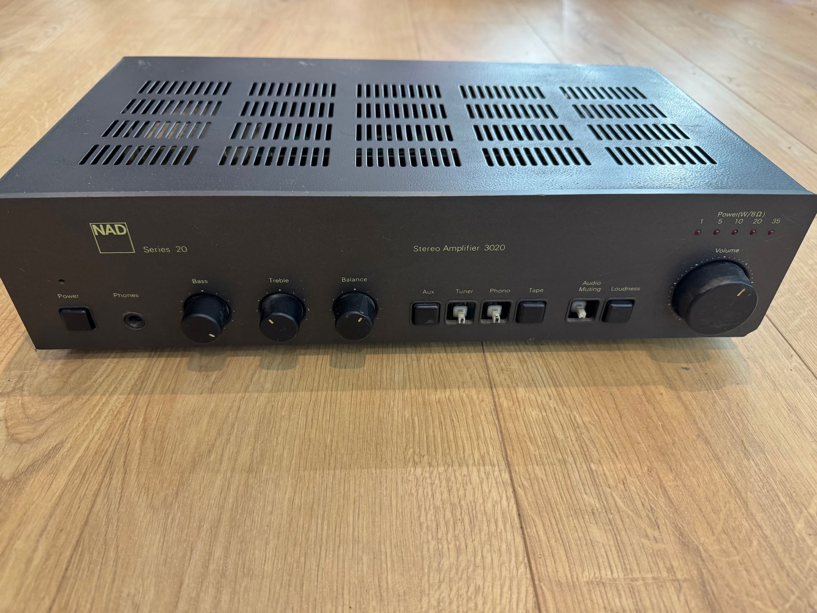 NAD 3020 Series 20 Integrated Stereo Amplifier: Not powering on and has missing buttons. Please Note: This item cannot be shipped by us. You will need to arrange your own shipping or collect it in person Overall condition is good but does