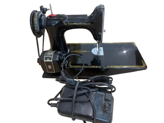 Singer 221K Featherweight Sewing Machine, (1 of 6)