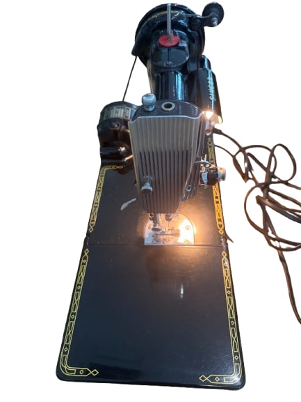 Singer 221K Featherweight Sewing Machine, - 4