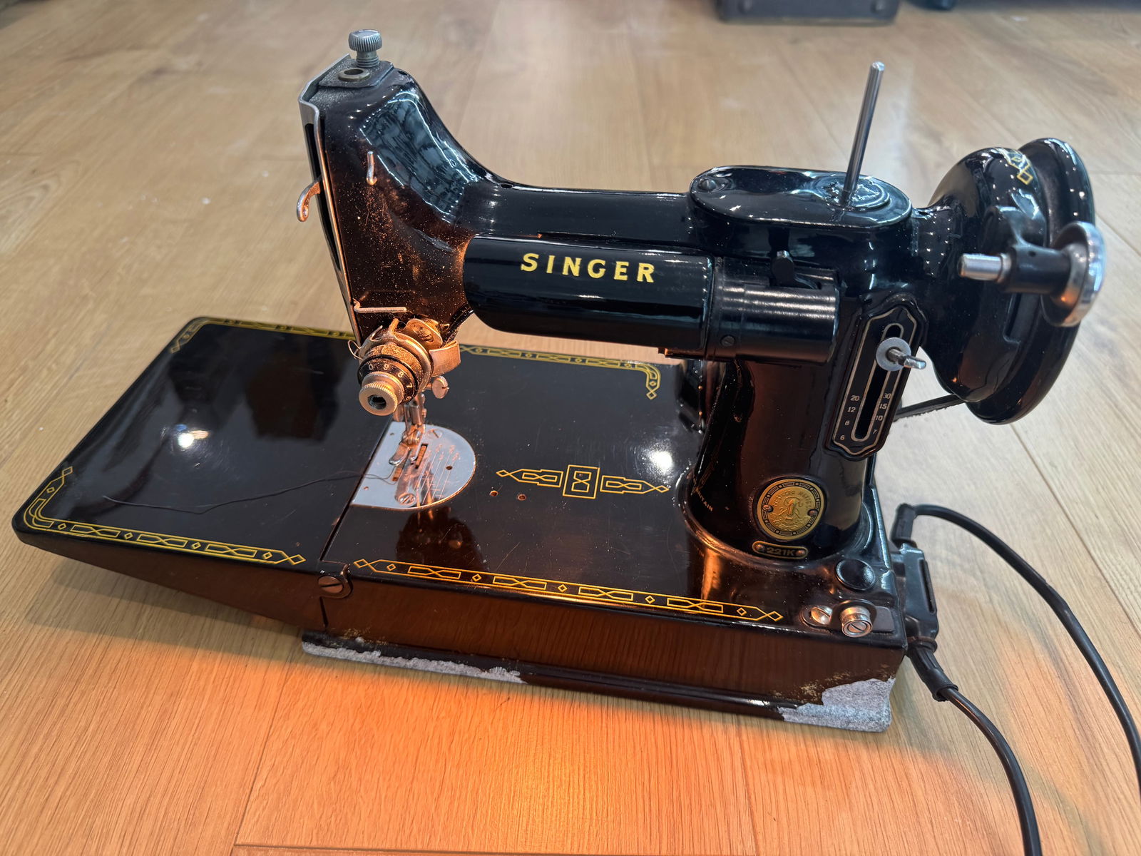 Singer 221K Featherweight Sewing Machine, (1 of 7)