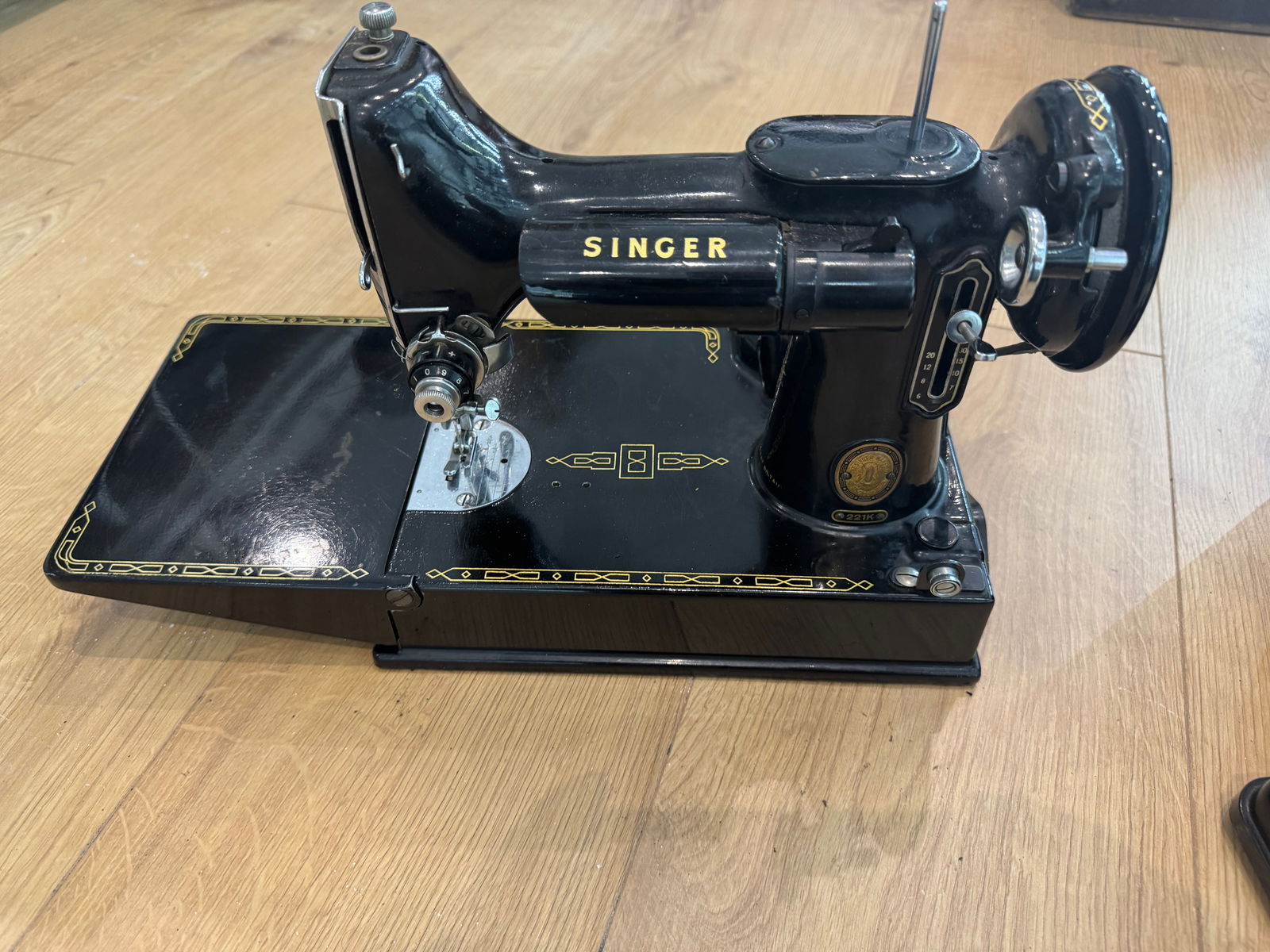 Singer 221K Featherweight Sewing Machine, (1 of 6)
