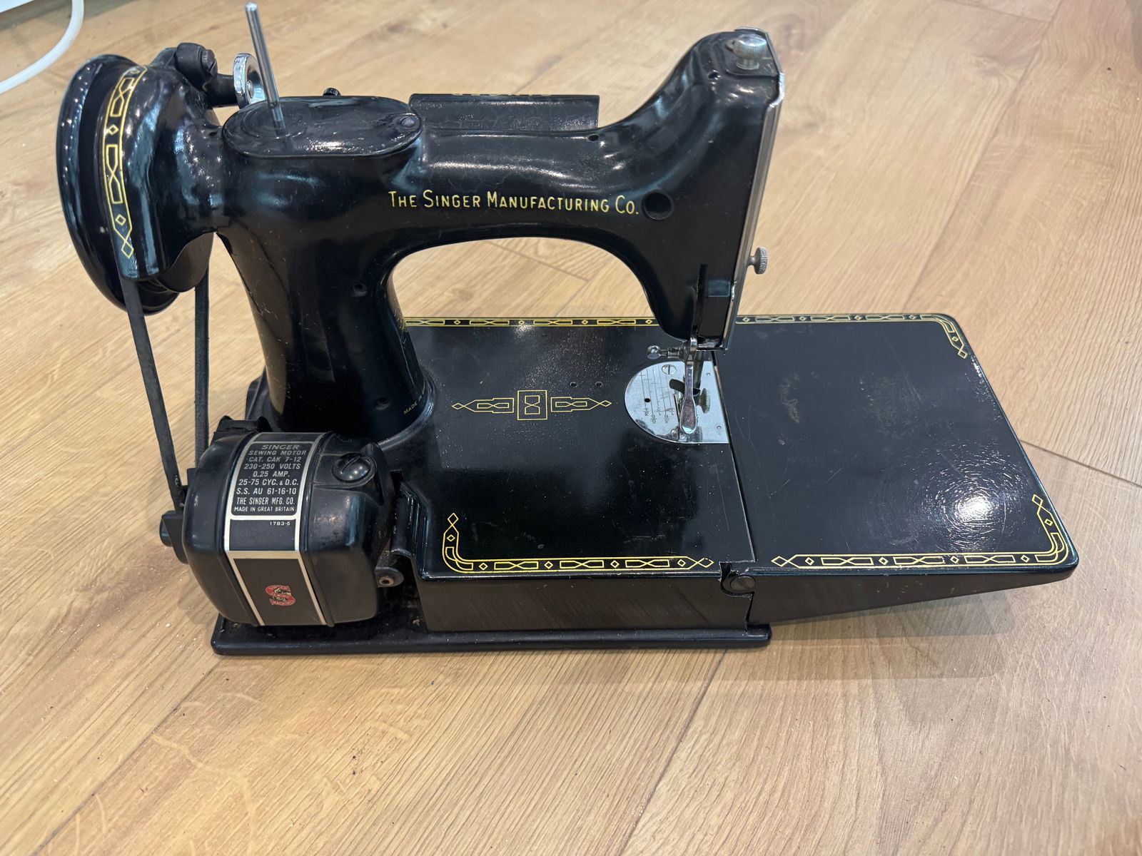 Singer 221K Featherweight Sewing Machine, - 4