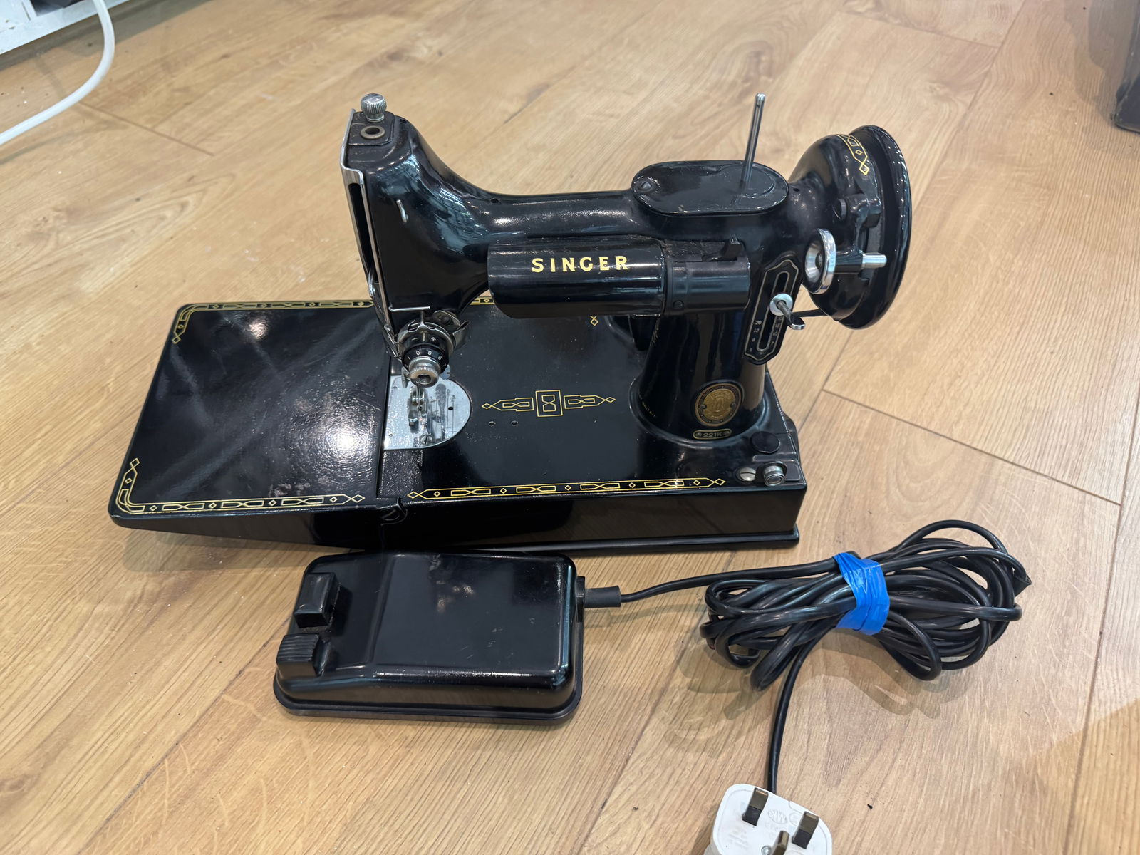 Singer 221K Featherweight Sewing Machine, - 6