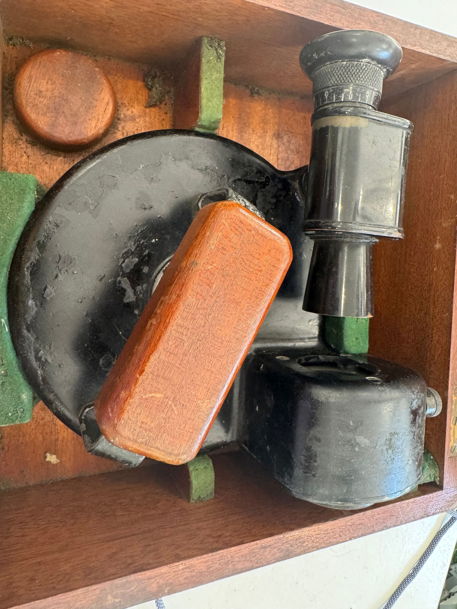 A WW1 naval range finder in its associated box. Marked to maker T. Cooke & Sons Ltd of London & - 4