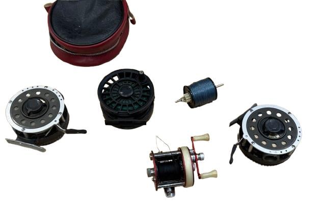 Collection of Vintage Fishing Reels – Abu Garcia 1750a & Mitchell 710: Mixed lot of vintage fishing reels and components including a classic Abu Garcia baitcasting reel, model 1750A, together with Mitchell 710 automatic fly fishing reel free movements revers all good