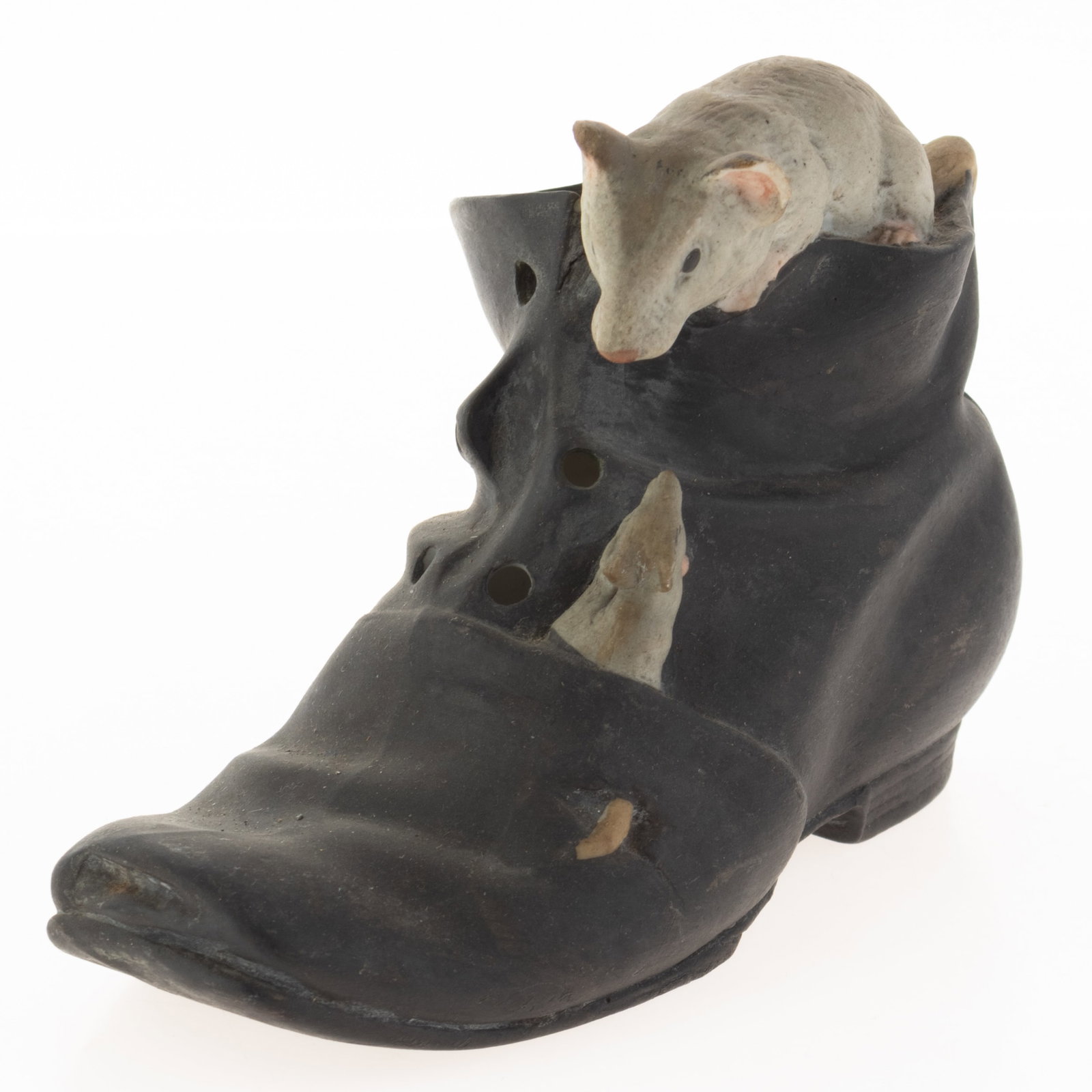 Antique German Polychrome Bisque Porcelain Mice Boot 19Th Century: Height: 8.0 cm, Width: 13.5 cm. It is the responsibility of the Buyer to carefully examine each lot and form their own judgment regarding its condition, description, provenance, and authenticity prior