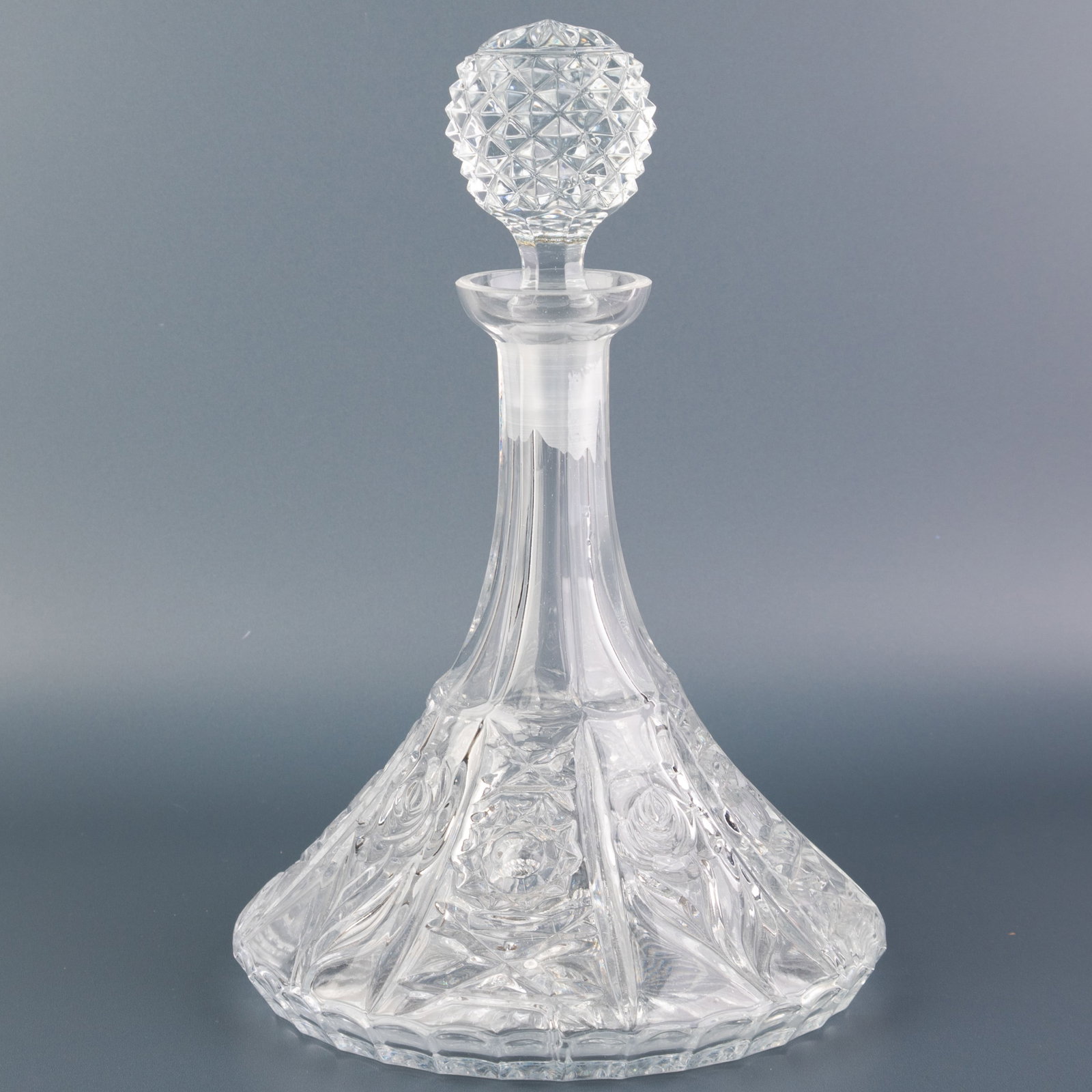 Mid Century Crystal Glass Floral Whisky Wine Decanter Carafe: Height: 27.0 cm, Width: 18.5 cm. It is the responsibility of the Buyer to carefully examine each lot and form their own judgment regarding its condition, description, provenance, and authenticity prio