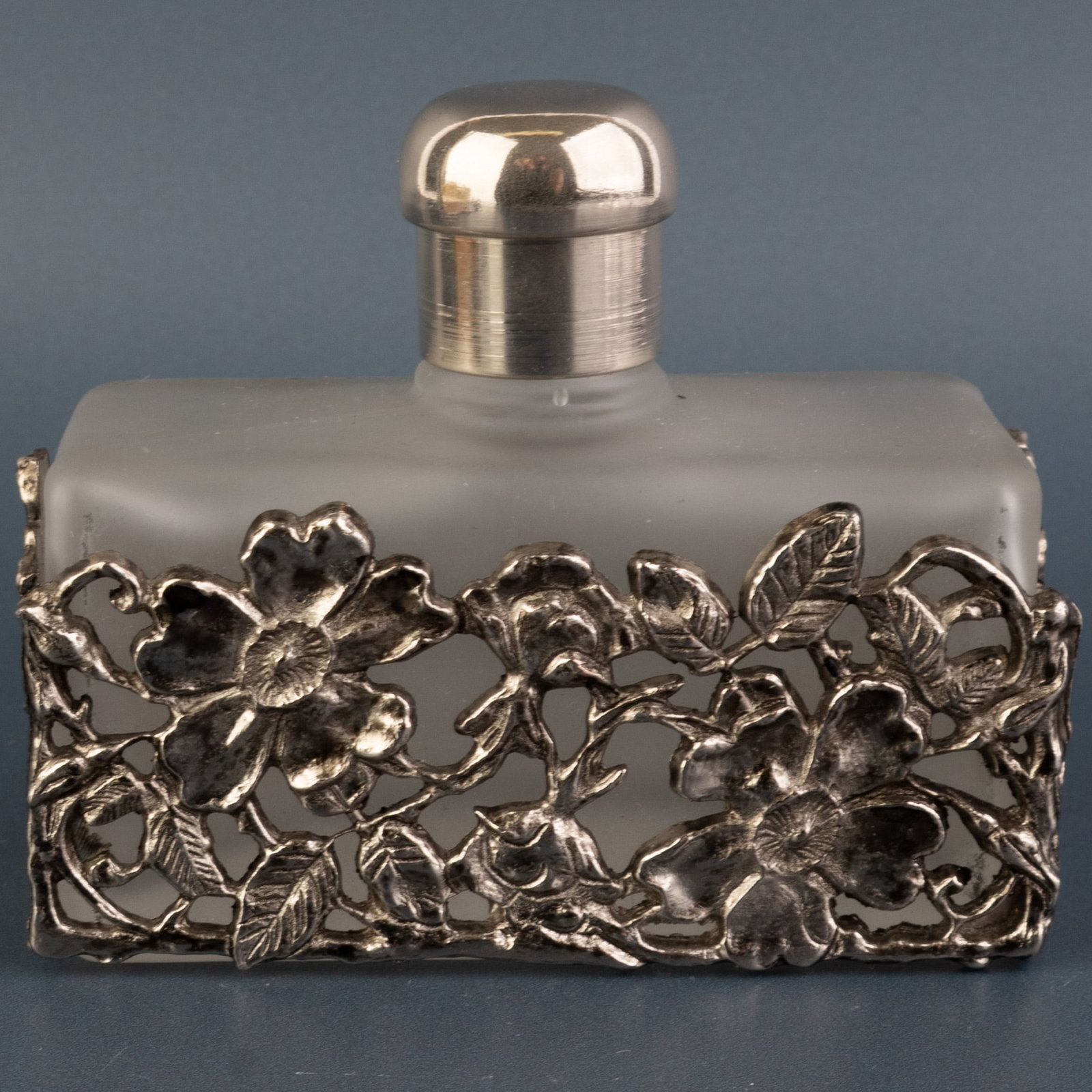 Art Nouveau Style Frosted Glass Floral Mount Perfume Scent Bottle: Height: 6.5 cm, Width: 8.4 cm. It is the responsibility of the Buyer to carefully examine each lot and form their own judgment regarding its condition, description, provenance, and authenticity prior 