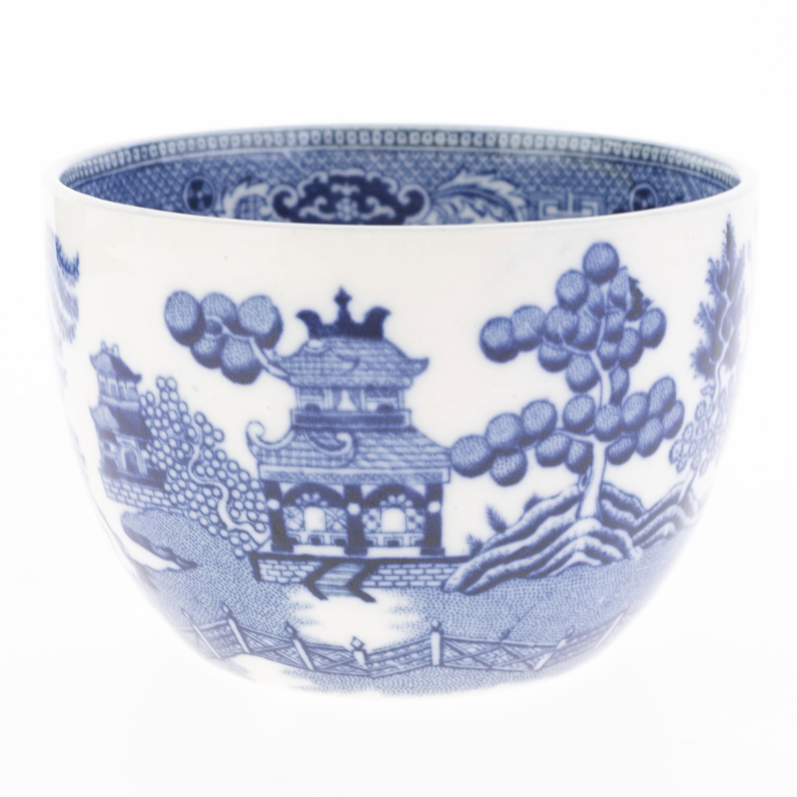 Antique Wedgwood Etruria Blue & White Willow Pattern Creamware Bowl: Height: 5.5 cm, Width: 7.2 cm. It is the responsibility of the Buyer to carefully examine each lot and form their own judgment regarding its condition, description, provenance, and authenticity prior