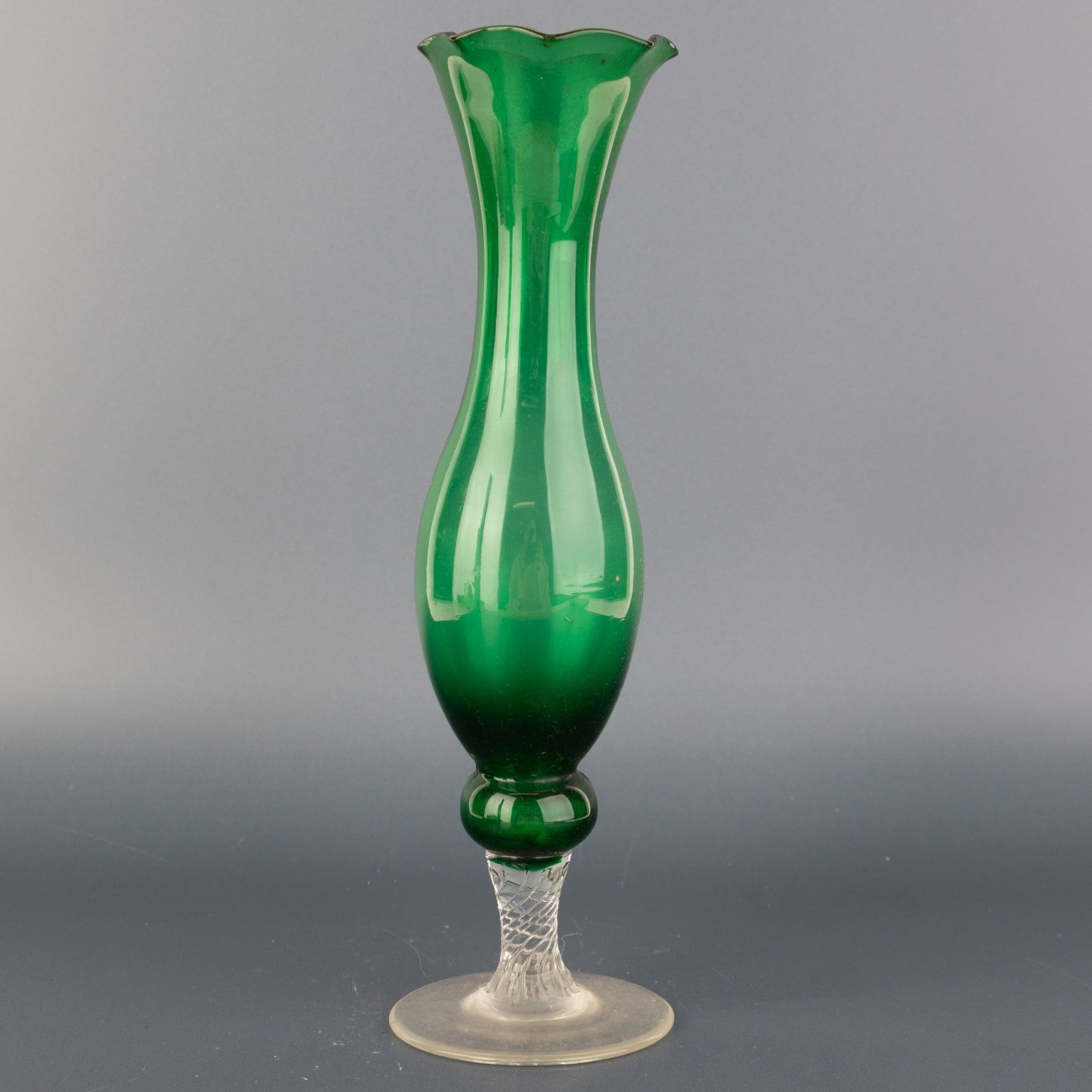 Mid Century Murano Vintage Hand Blown Emerald Venetian Glass Bud Vase: (Height: 20.0 cm, Width: 5.0 cm) It is the responsibility of the Buyer to carefully examine each lot and form their own judgment regarding its condition, description, provenance, and authenticity prio