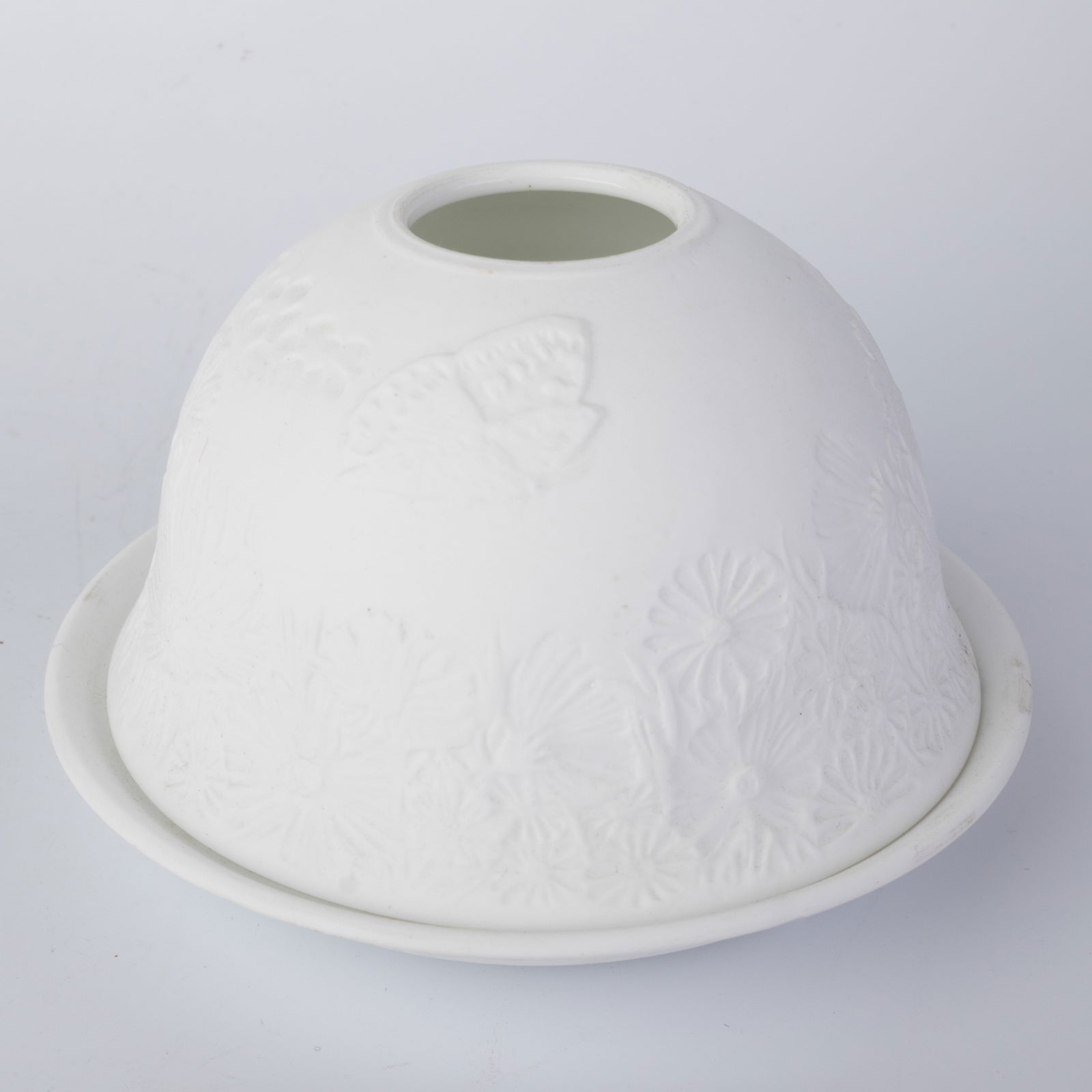 Parian Bisque Porcelain Butterfly Tea Light Cadle Holder: (Height: 8.5 cm, Width: 10.5 cm) It is the responsibility of the Buyer to carefully examine each lot and form their own judgment regarding its condition, description, provenance, and authenticity prio