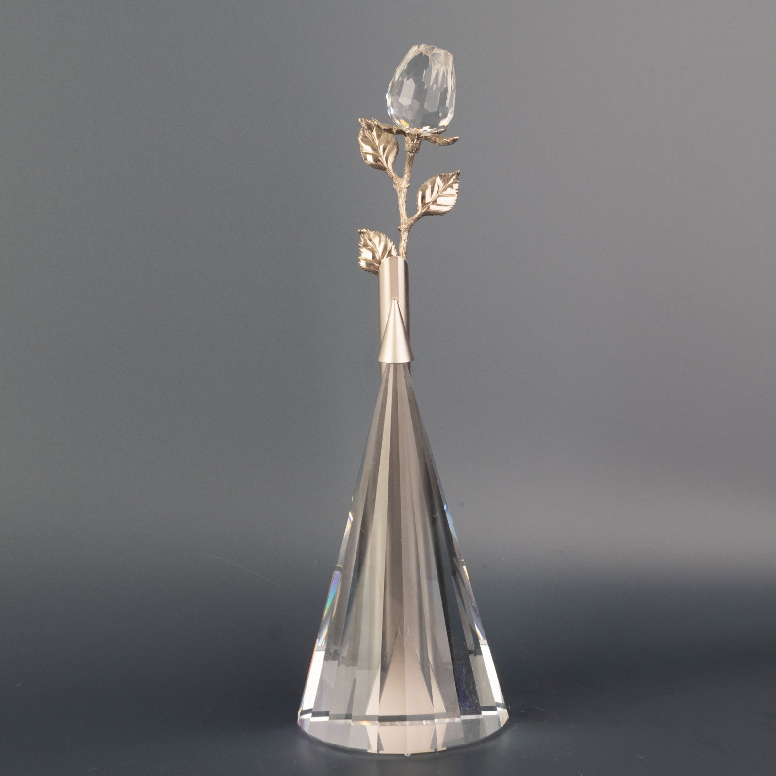 Swarovski "Soliflor" Bud Vase Designed By Joel Desgrippes Holding A Rose Sculpture: (Height: 26.5 cm, Width: 8.0 cm) It is the responsibility of the Buyer to carefully examine each lot and form their own judgment regarding its condition, description, provenance, and authenticity prio