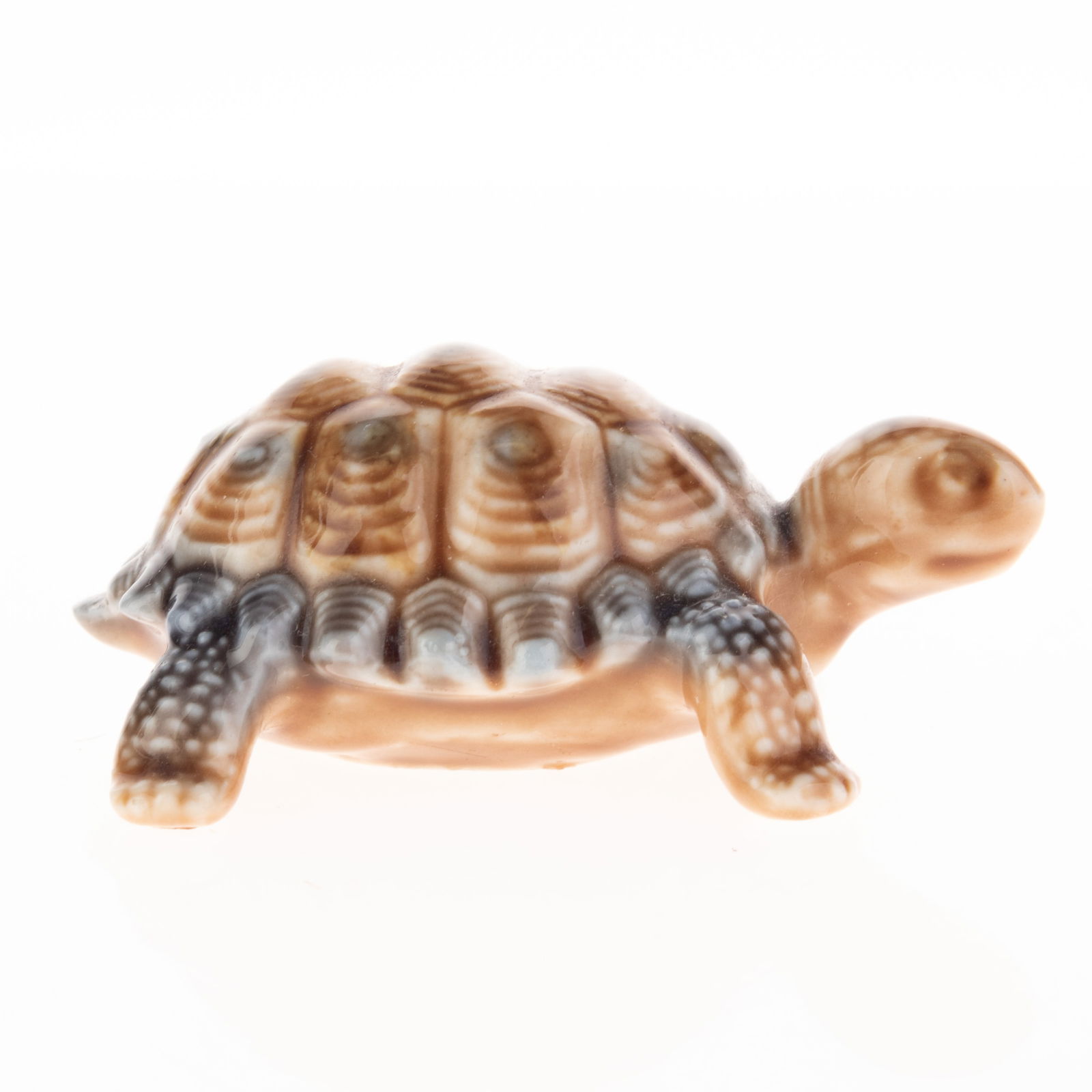 Mid Century Vintage Wade Glazed Ceramic Turtle Figurine: (Height: 2.5 cm, Width: 7.5 cm) It is the responsibility of the Buyer to carefully examine each lot and form their own judgment regarding its condition, description, provenance, and authenticity prior