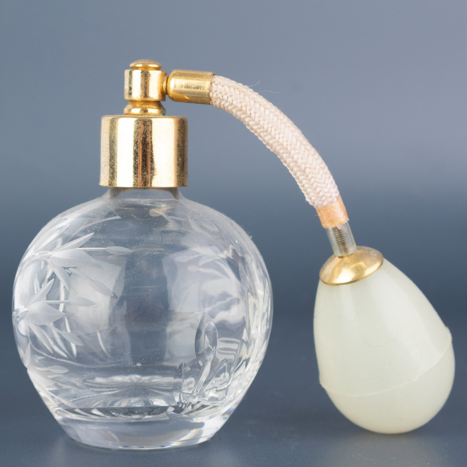 Mid Century Vintage Etched Crystal Glass Floral Perfume Scent Bottle Atomiser: (Height: 8.5 cm, Width: 6.5 cm) It is the responsibility of the Buyer to carefully examine each lot and form their own judgment regarding its condition, description, provenance, and authenticity prior