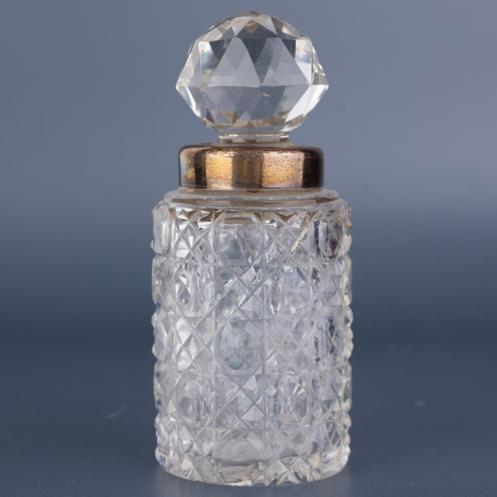 Antique Victorian Crystal Glass Scent Perfume Bottle With Faceted Top 19Th Century: (Height: 11.0 cm, Width: 5.0 cm) It is the responsibility of the Buyer to carefully examine each lot and form their own judgment regarding its condition, description, provenance, and authenticity prio