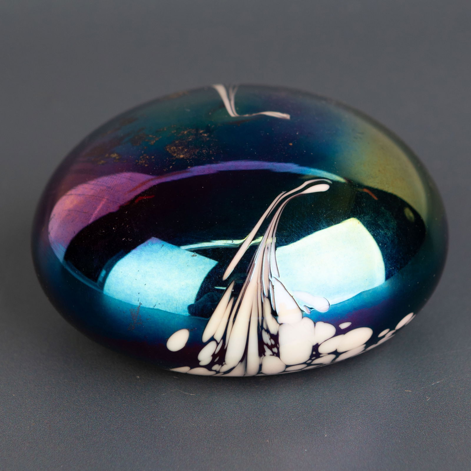 Mid Century Vintage Iridescent Art Glass Paperweight: (Height: 3.5 cm, Width: 7.5 cm) It is the responsibility of the Buyer to carefully examine each lot and form their own judgment regarding its condition, description, provenance, and authenticity prior