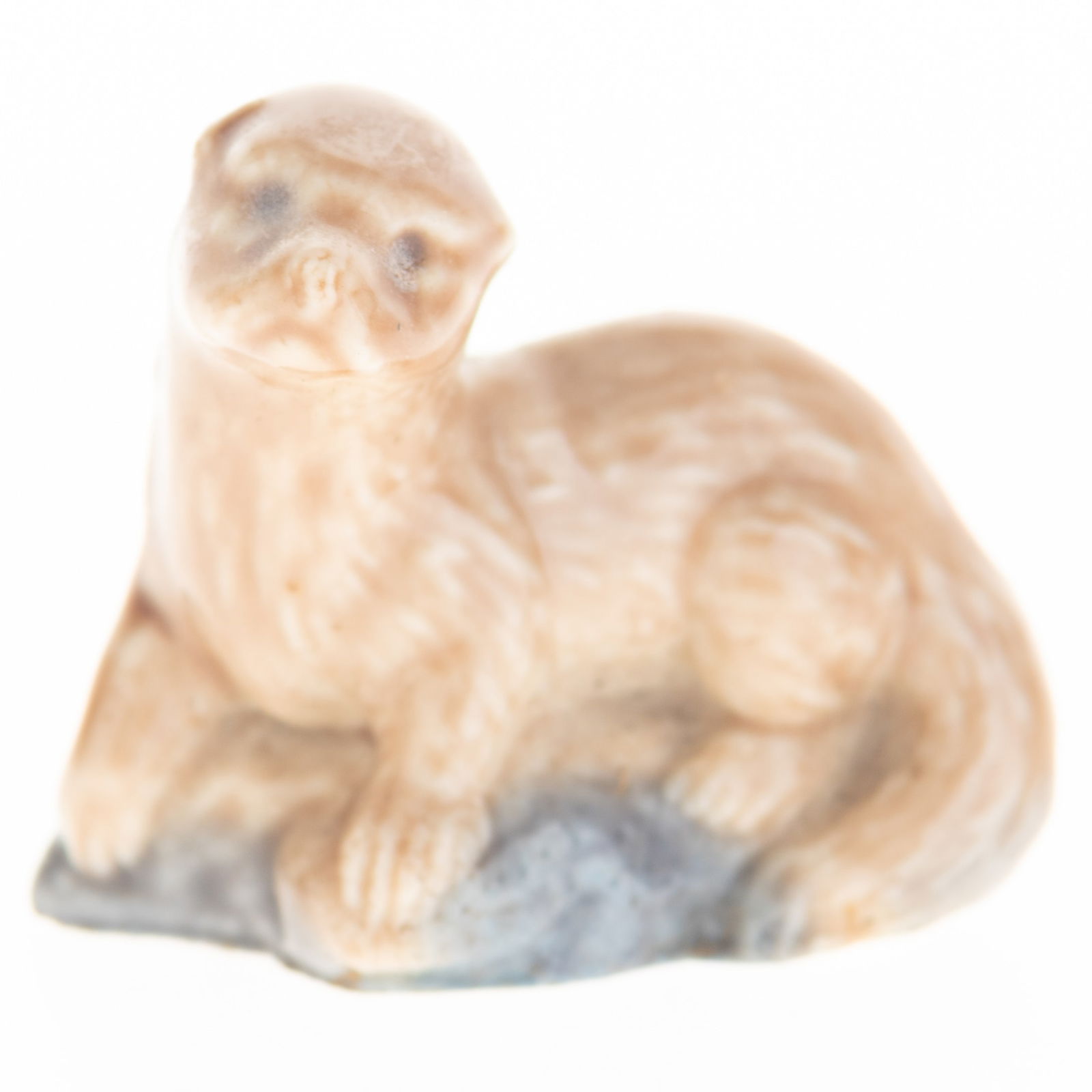 Vintage Wade Ceramic Otter Figurine: (Height: 3.0 cm, Width: 3.8 cm) It is the responsibility of the Buyer to carefully examine each lot and form their own judgment regarding its condition, description, provenance, and authenticity prior