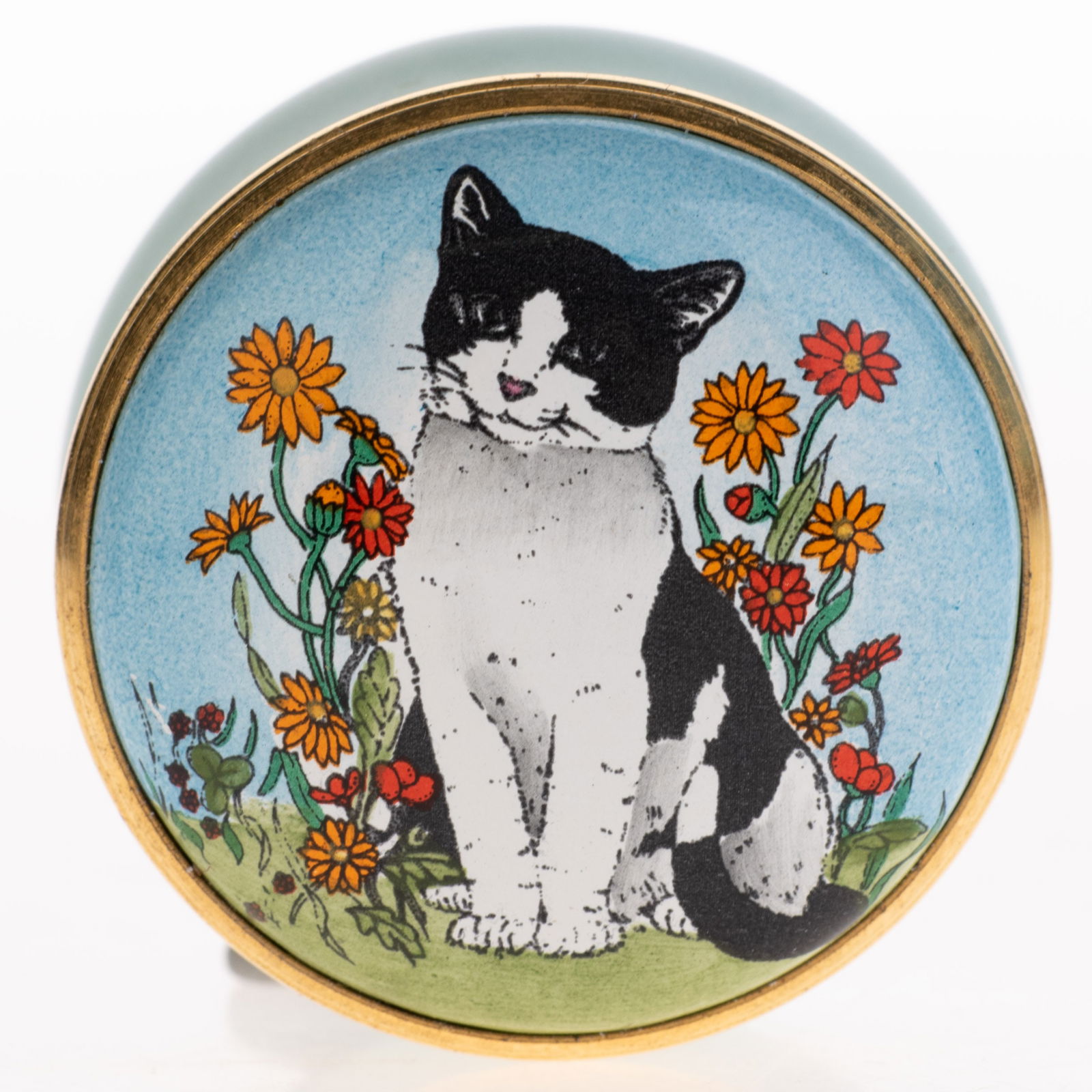 Halcyon Days British Hand Enamelled Cat Pill Box: (Height: 2.0 cm, Width: 3.4 cm) It is the responsibility of the Buyer to carefully examine each lot and form their own judgment regarding its condition, description, provenance, and authenticity prior