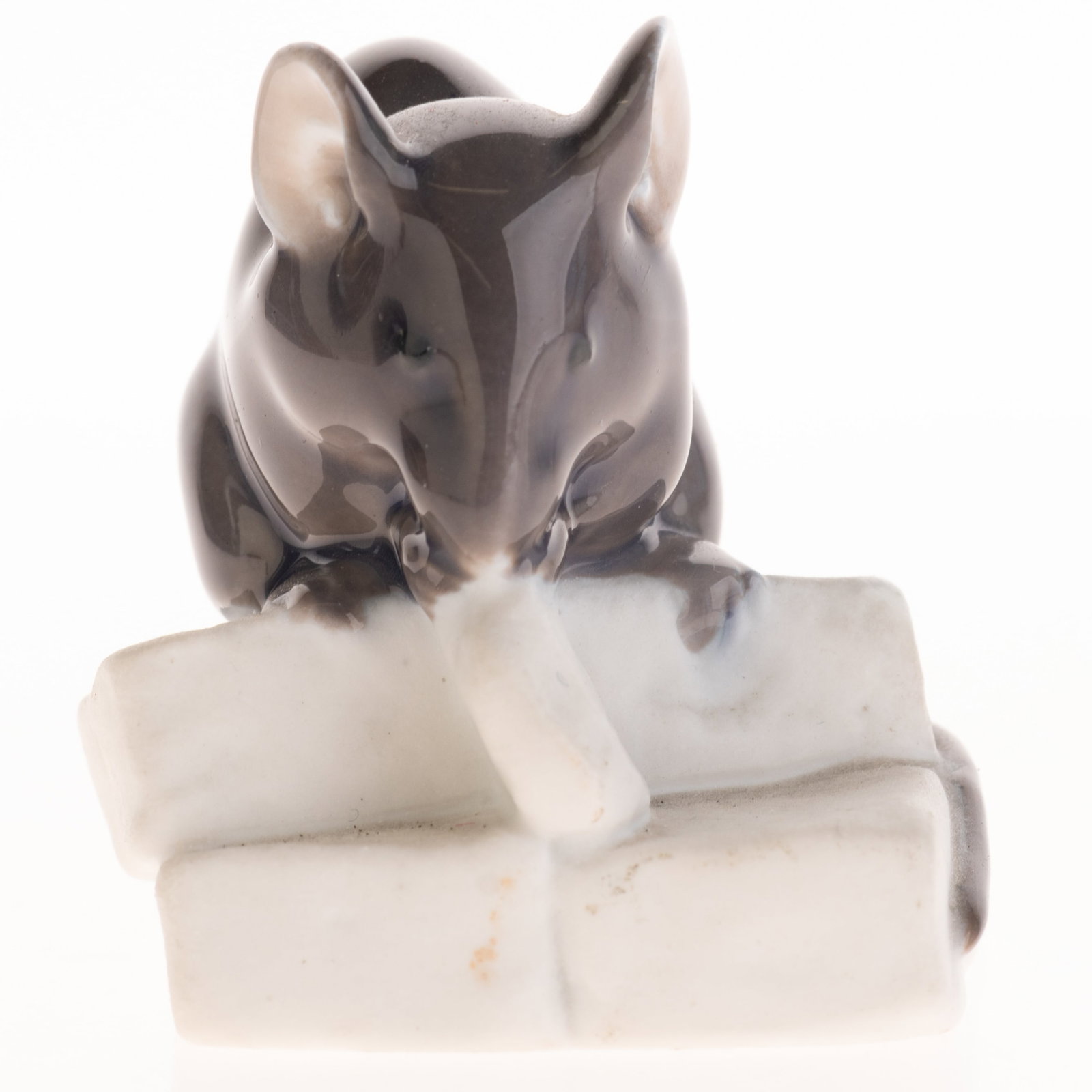 Mid Century Royal Copenhagen Danish Porcelain Mouse On Sugar Cubes Figurine No 510 Designed By Erik: (Height: 4.0 cm, Width: 4.0 cm) It is the responsibility of the Buyer to carefully examine each lot and form their own judgment regarding its condition, description, provenance, and authenticity prior