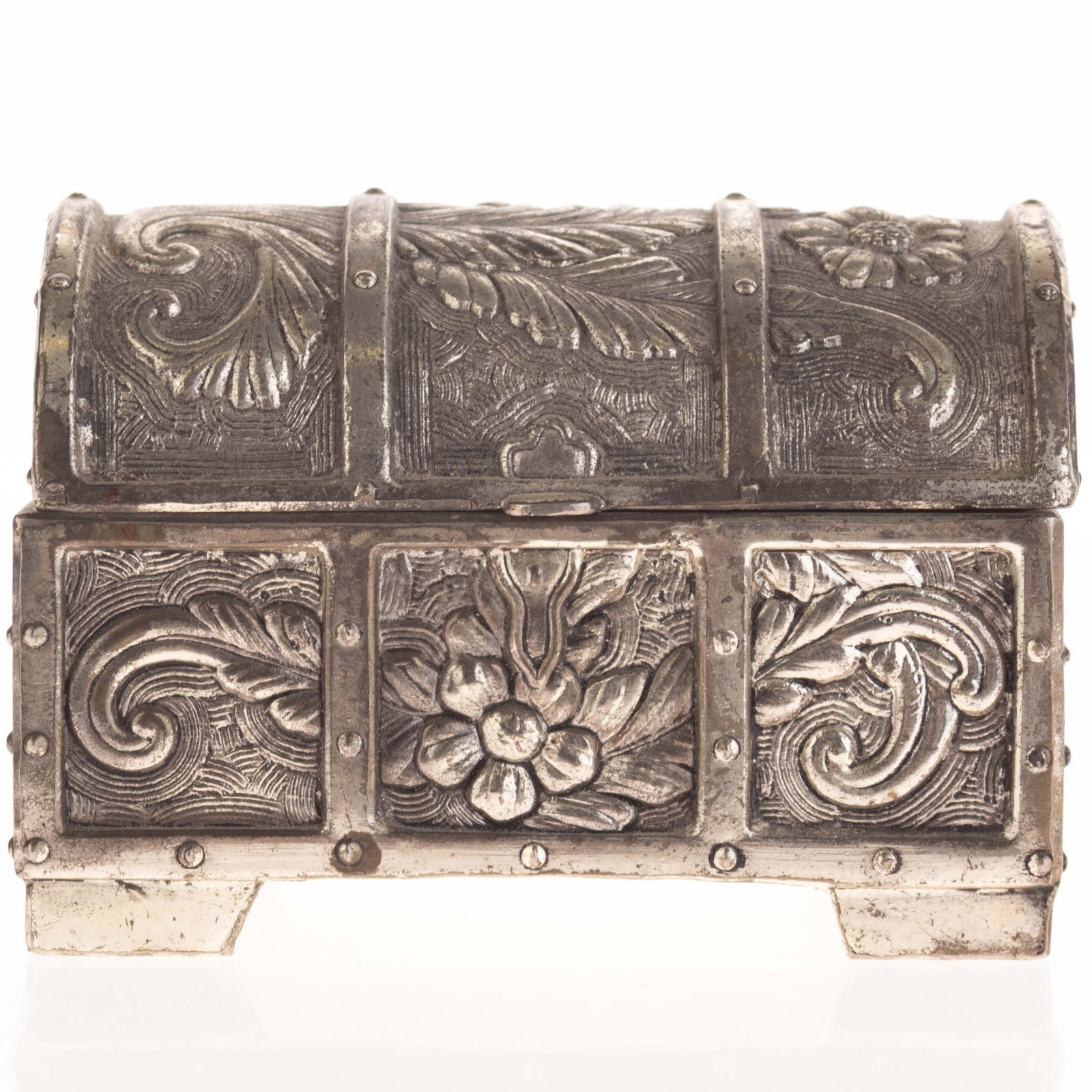 Mid Century Vintage White Metal Floral Jewellery Casket: (Height: 5.5 cm, Width: 8.0 cm) It is the responsibility of the Buyer to carefully examine each lot and form their own judgment regarding its condition, description, provenance, and authenticity prior