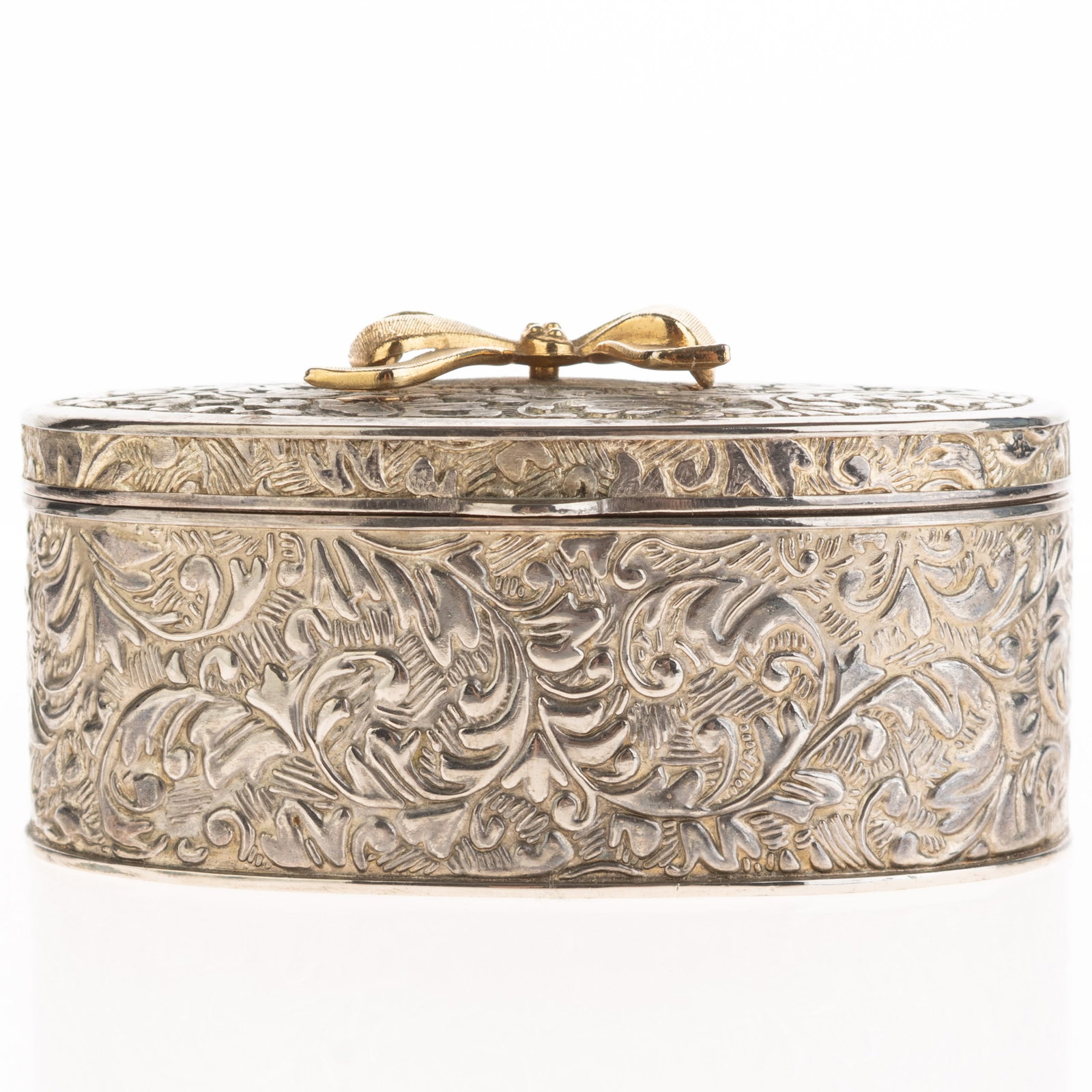 Vintage Chased White Metal Foliate Jewellery Casket Box With Plated Gold Ribbon: (Height: 5.5 cm, Width: 10.0 cm) It is the responsibility of the Buyer to carefully examine each lot and form their own judgment regarding its condition, description, provenance, and authenticity prio
