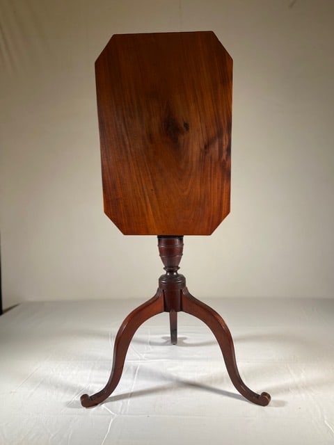 Mahogany Federal Style Tilt Top Table: This is a Federal-style tilt-top tea table, likely American, dating from the late 18th to early 19th century (circa 1790-1820). Dimensions: 28" (h). Table top: 22" x 15". It has an excellent repair on