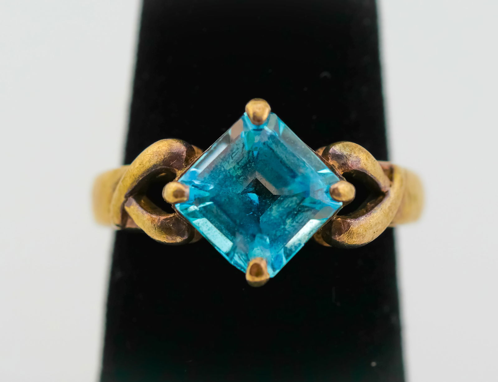 Vintage 925 Sterling Ring with Princess-Cut Blue Topaz-Style Stone - Art Nouveau Design: A striking vintage ring crafted in 925 sterling silver with a rich, antiqued gold wash finish, featuring a vivid princess-cut blue stone—likely blue topaz or a topaz simulant—set in a dramatic fou