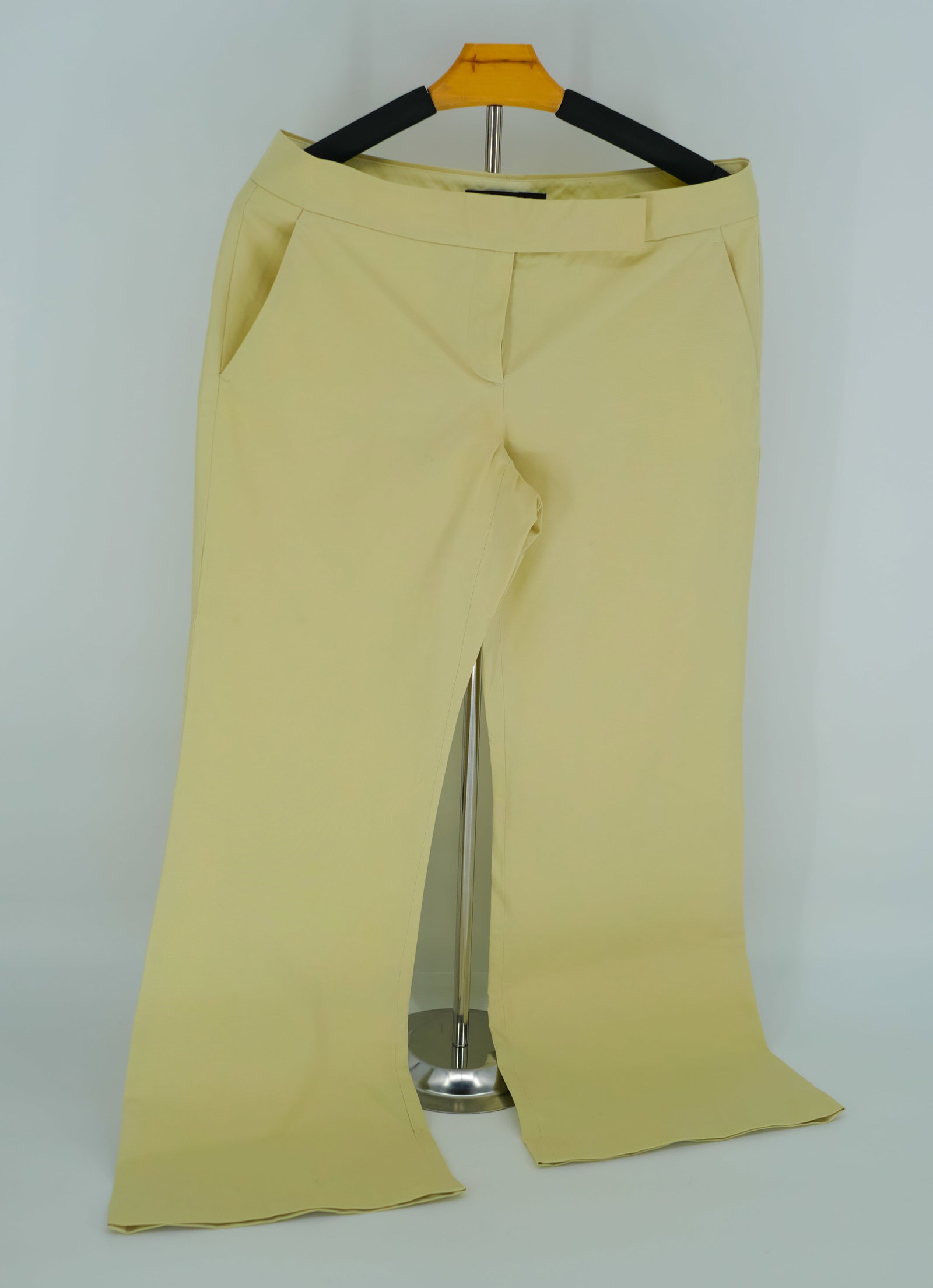 Theory Tailored Wide-Leg Trousers - Size 8, Sleek Cream Hue: Elevate your wardrobe with these sophisticated Theory wide-leg trousers in a versatile cream tone. Crafted from high-quality fabric, these pants feature a sleek flat front, discreet side pockets, and 